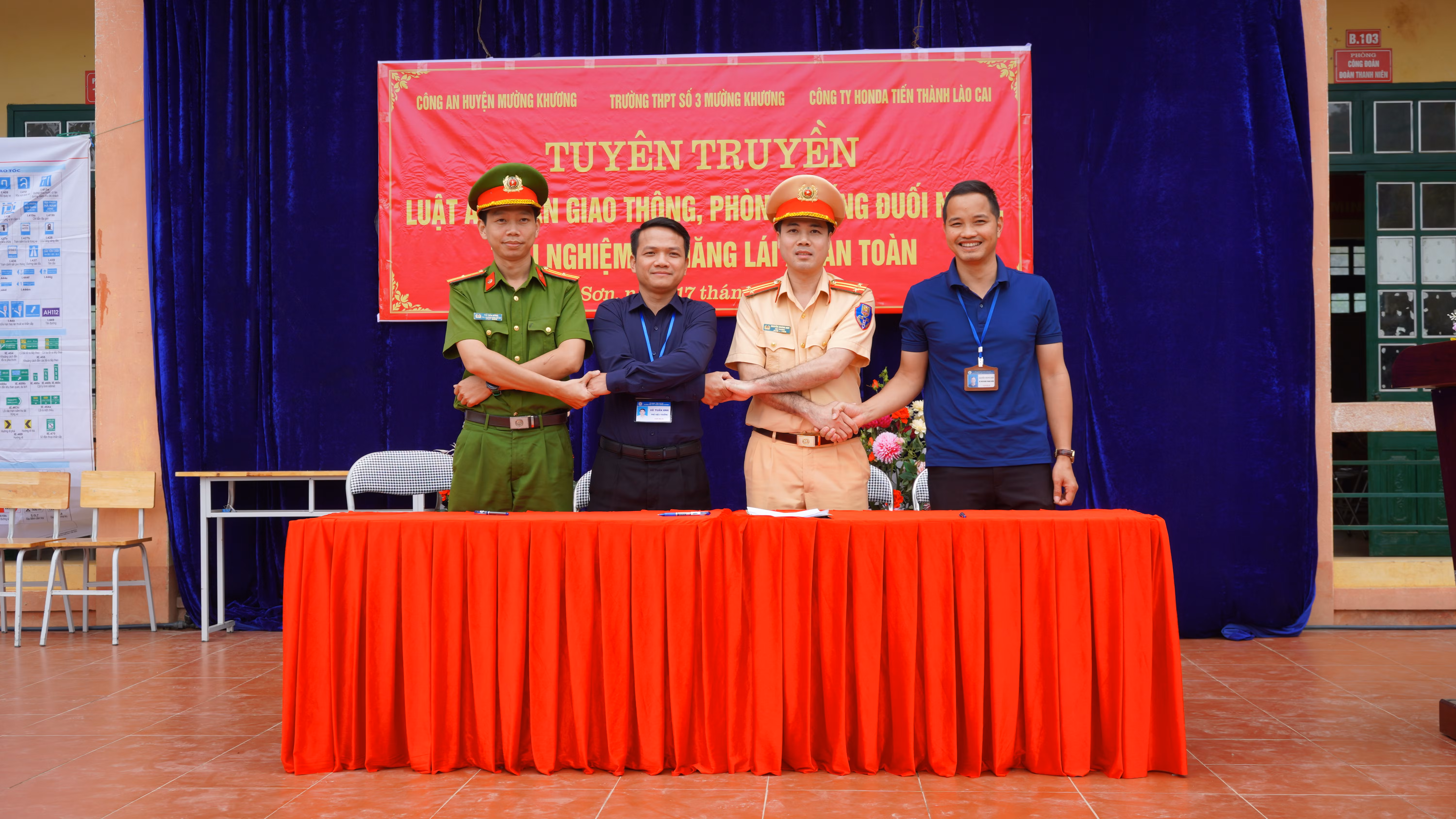 Ký cam kết đảm bảo an toàn giao thông giữa các đơn vị.JPG