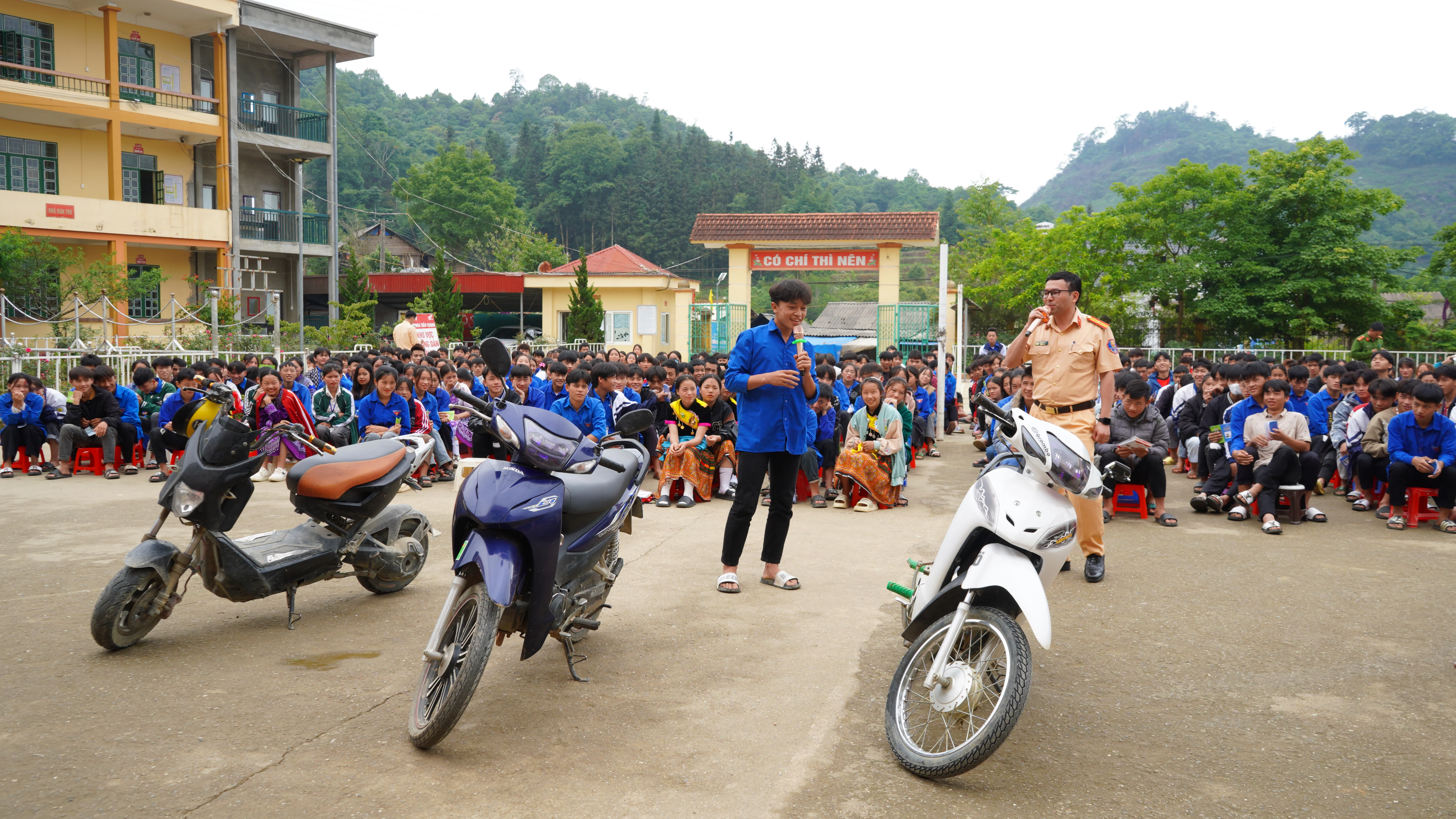 Cán bộ Đội Cảnh sát Giao thông - Trật tự Công an huyện Mường Khương hướng dẫn học sinh cách nhận biết một số loại phương tiện giao thông.JPG