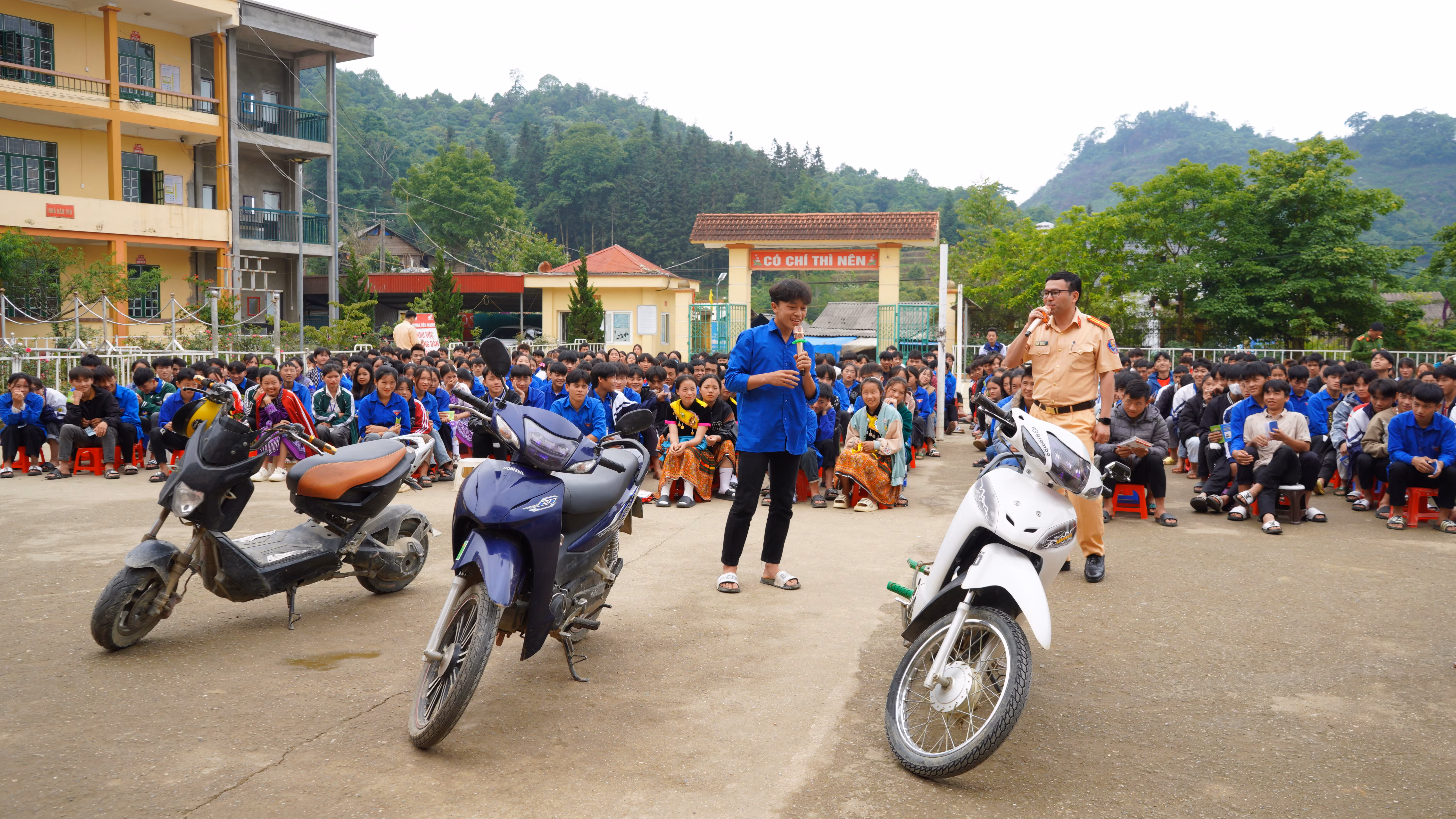 Cán bộ Đội Cảnh sát Giao thông - Trật tự Công an huyện Mường Khương hướng dẫn học sinh cách nhận biết một số loại phương tiện giao thông.JPG