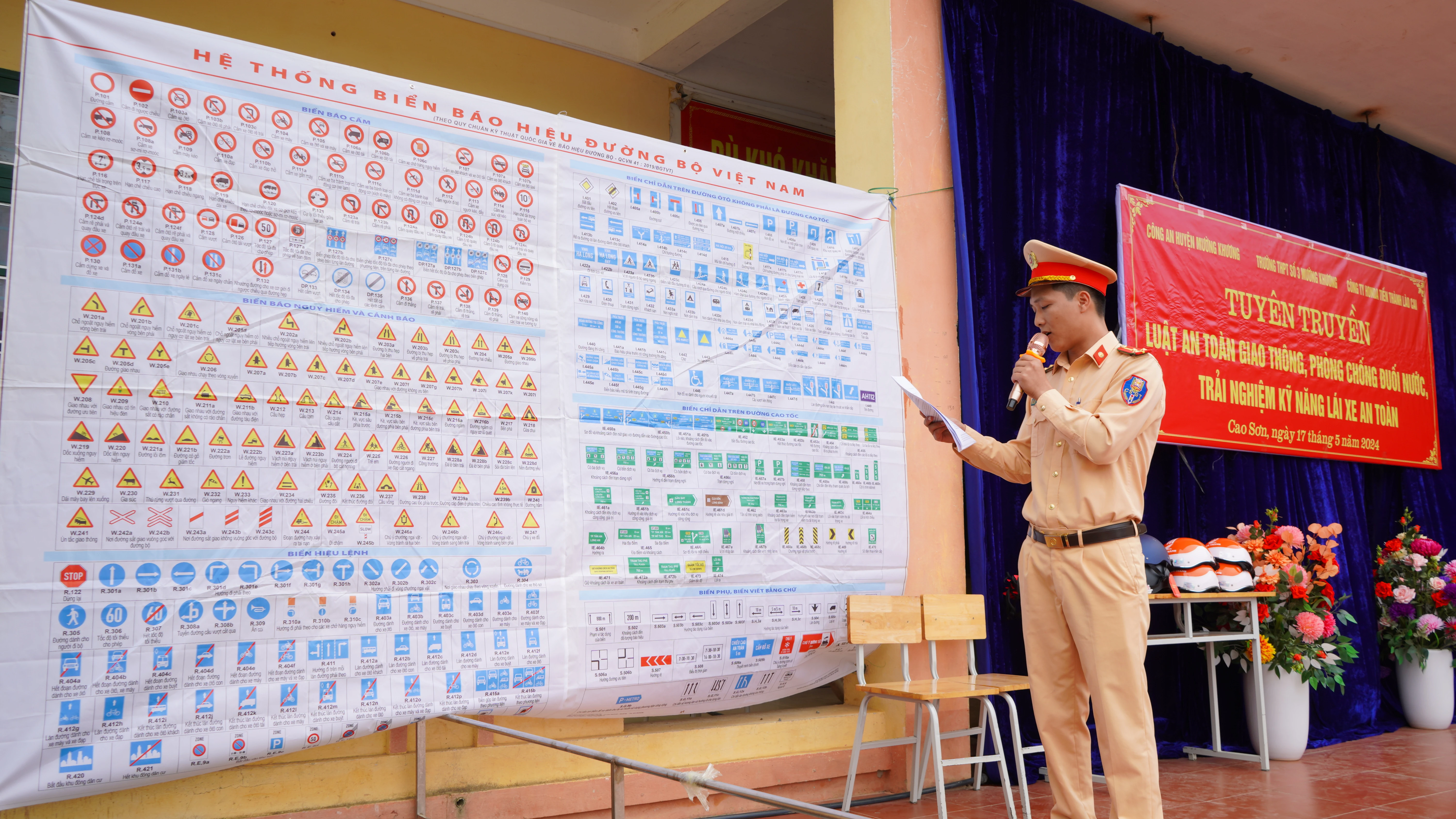 Tuyên truyền Luật Giao thông đường bộ.