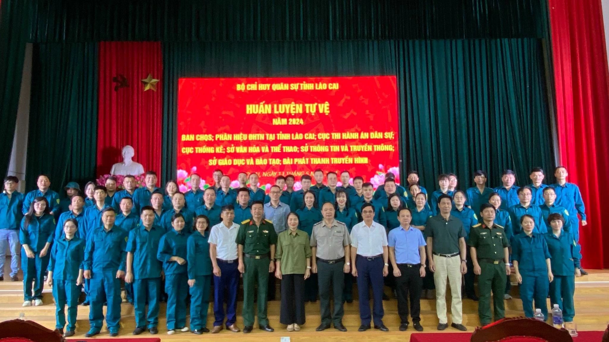 Lãnh đạo BCH Quân sự, trưởng, phó các cơ quan chụp ảnh cùng chiến sĩ.jpg