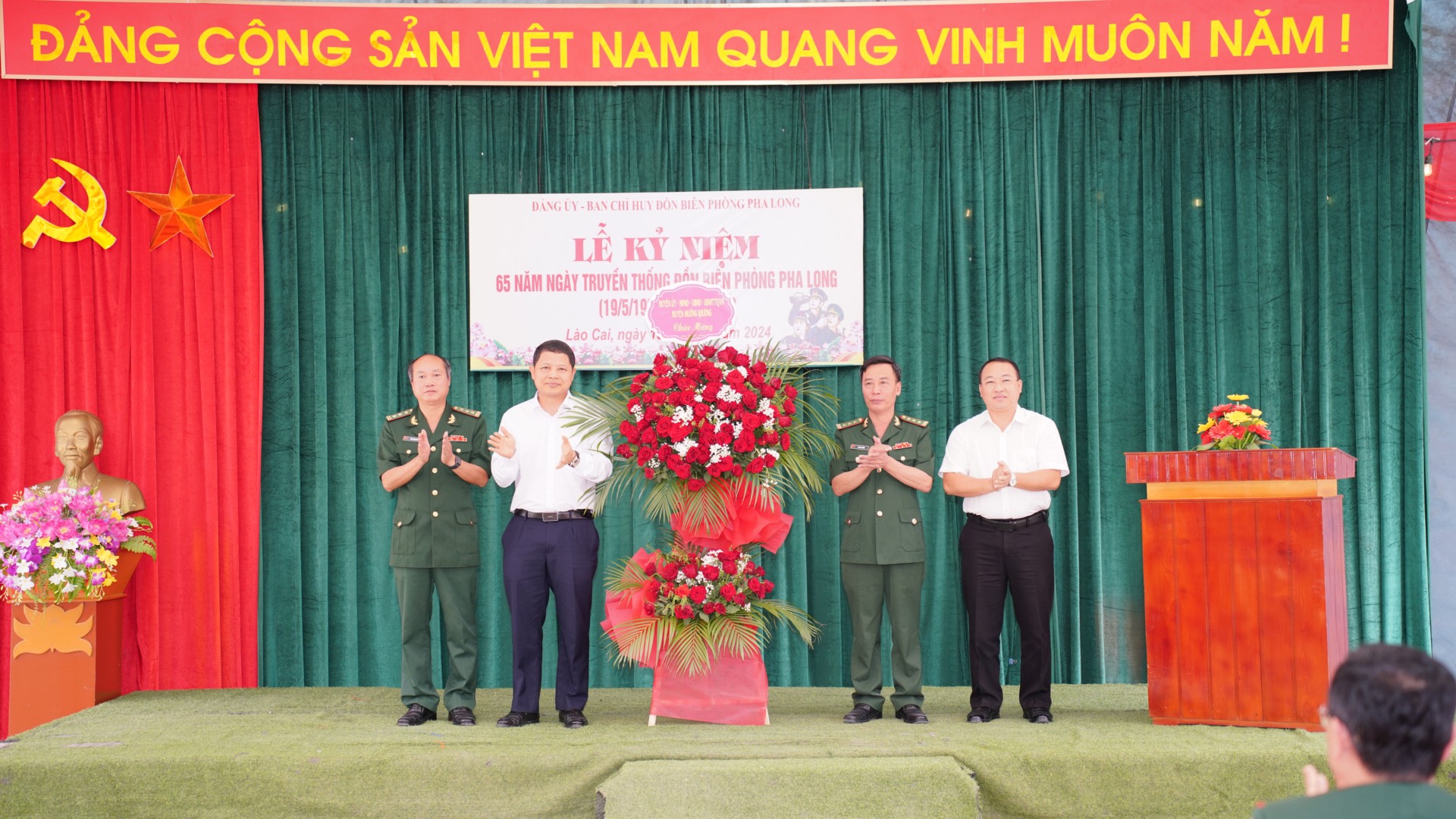 Đại diện lãnh đạo huyện Mường Khương tặng hoa chúc mừng. Lãnh đạo Huyện Mường Khương tặng hoa chúc mừng.jpg