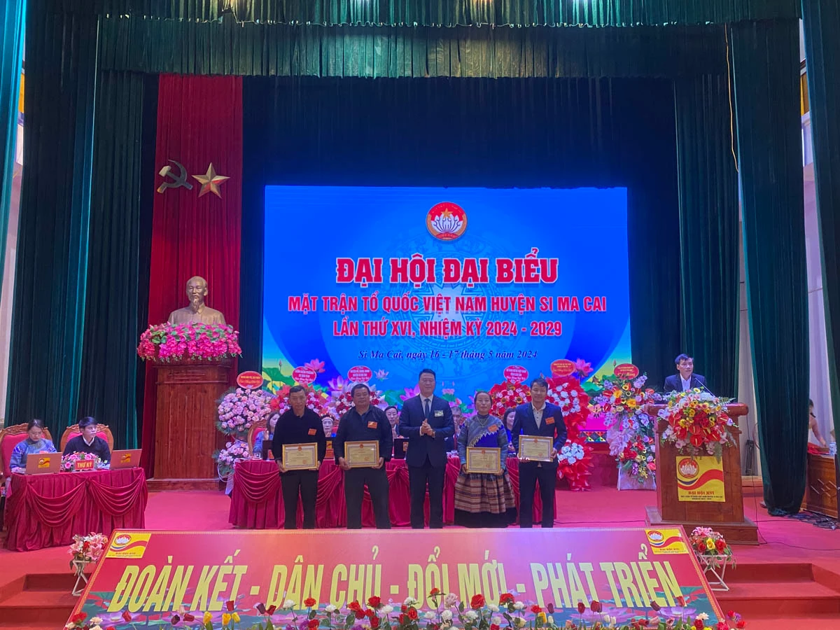 Khen thưởng các tập thể và cá nhân.