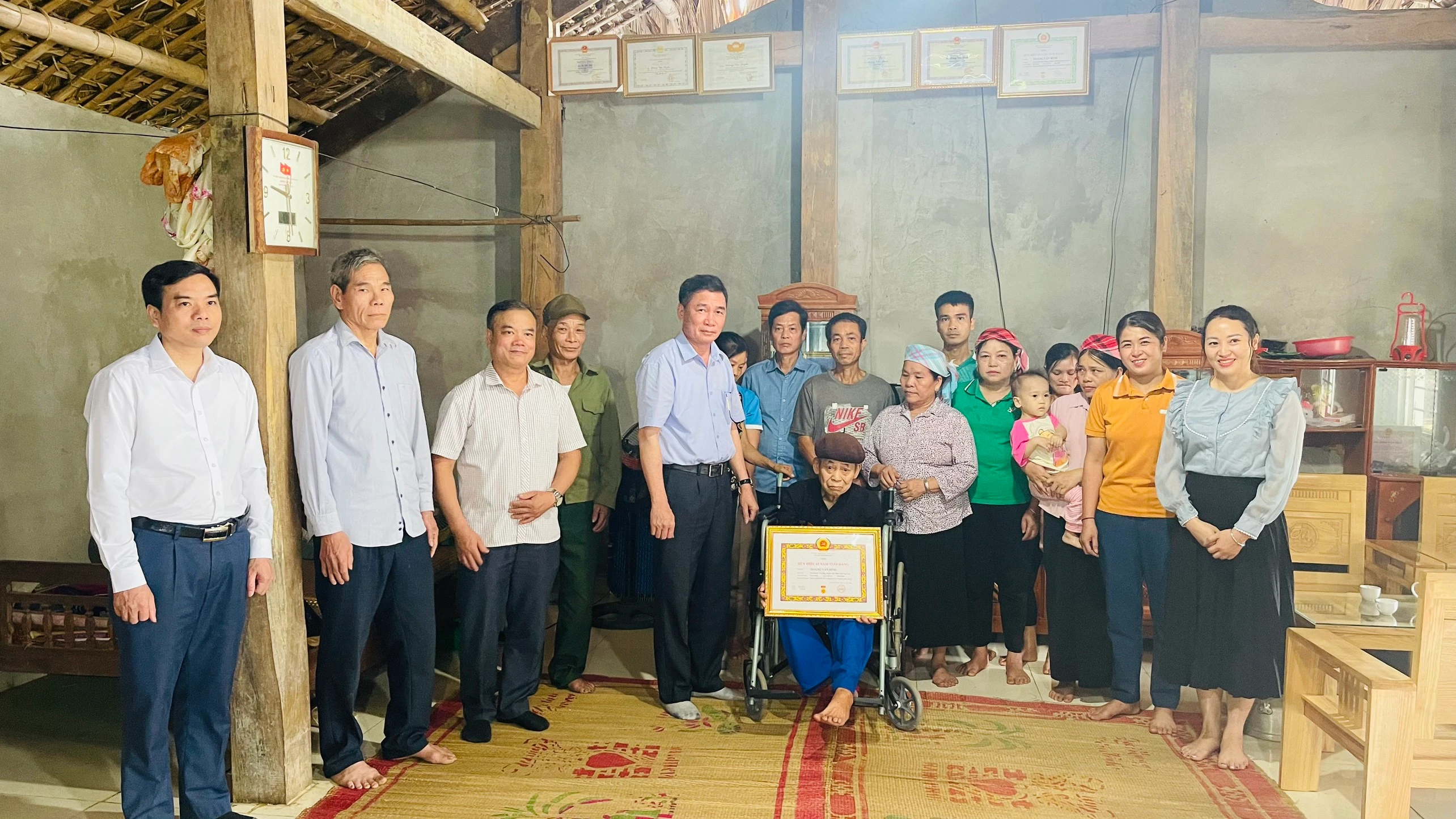 trao huy hieu dang.jpg