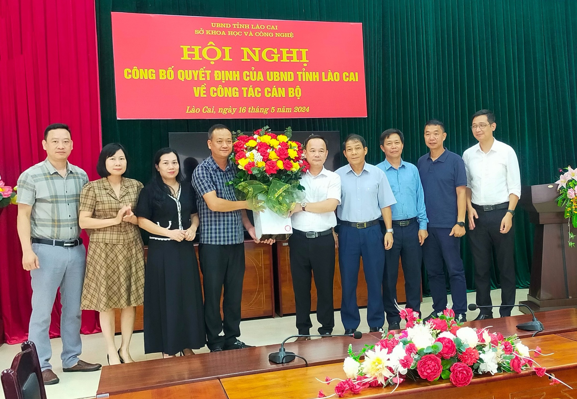 Đại diện các cơ quan, đơn vị tặng hoa chúc mừng. tang_hoa4.jpg