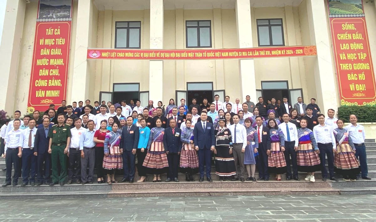 Các đồng chí lãnh đạo chụp ảnh lưu niệm với đại biểu.