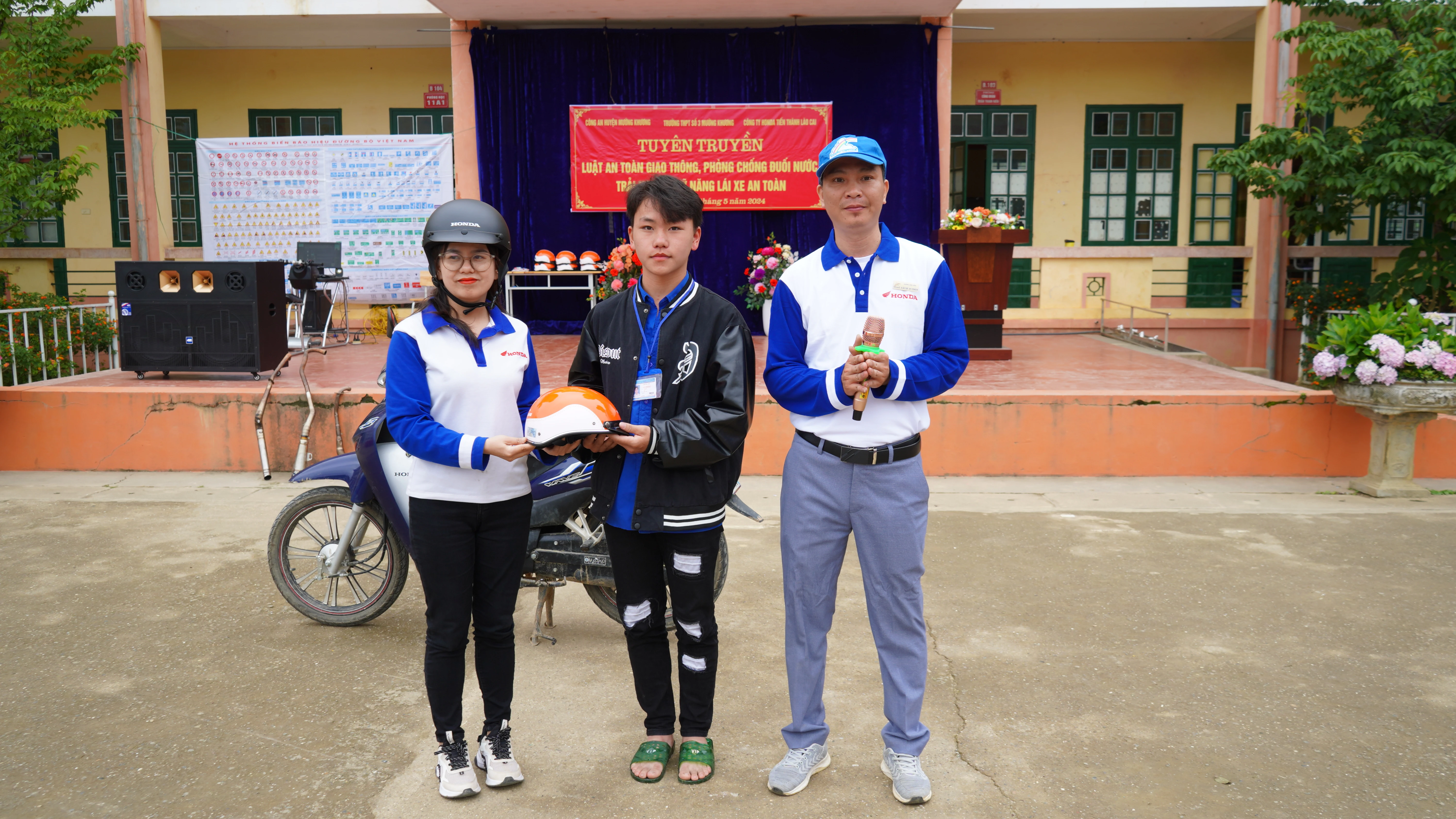 Tặng quà cho học sinh tham gia trải nghiệm kỹ năng điều khiển xe an toàn.JPG