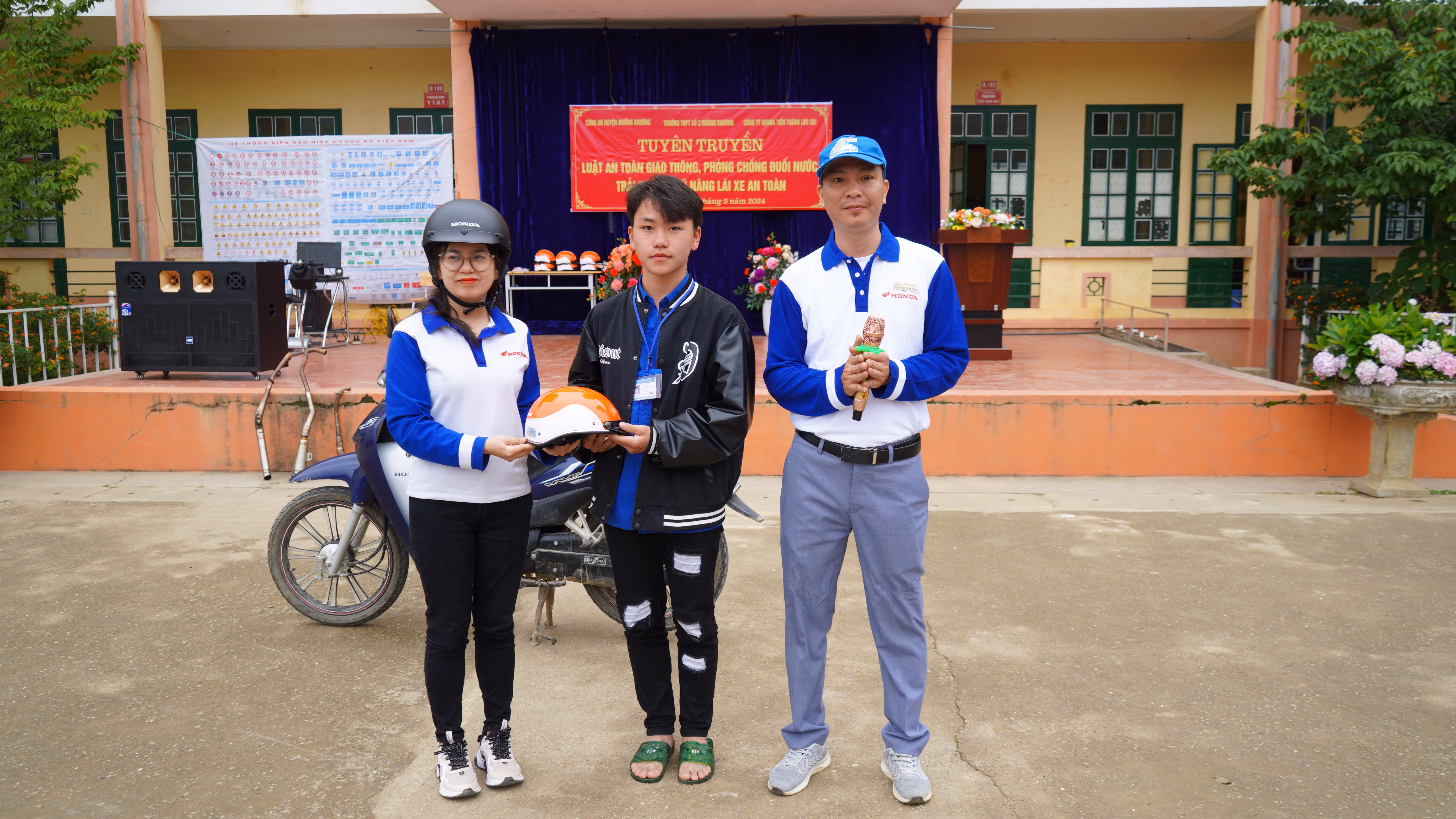 Tặng quà cho học sinh tham gia trải nghiệm kỹ năng điều khiển xe an toàn.JPG