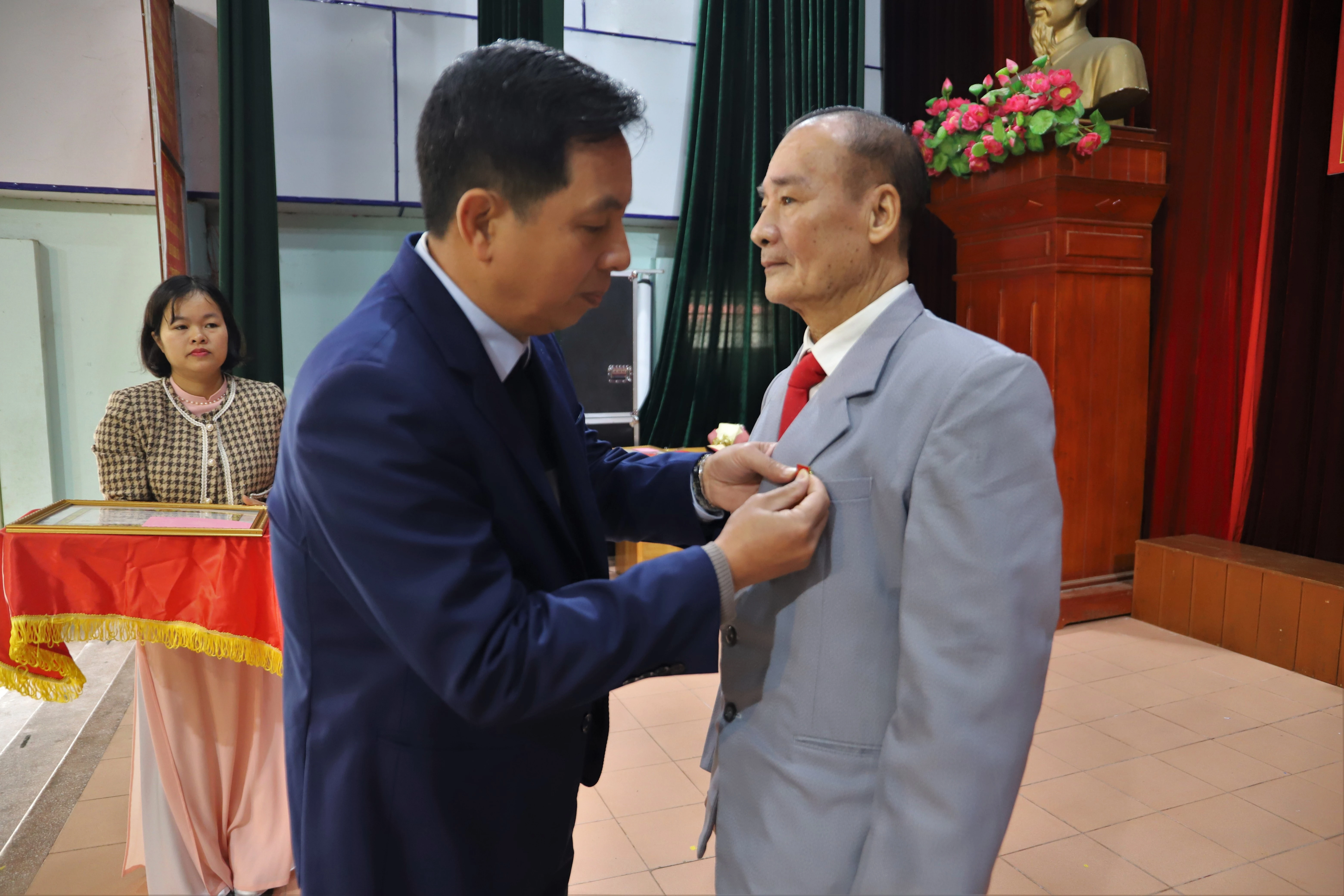 Lễ trao tặng Huy hiệu Đảng được các Đảng bộ tổ chức trang trọng.jpg