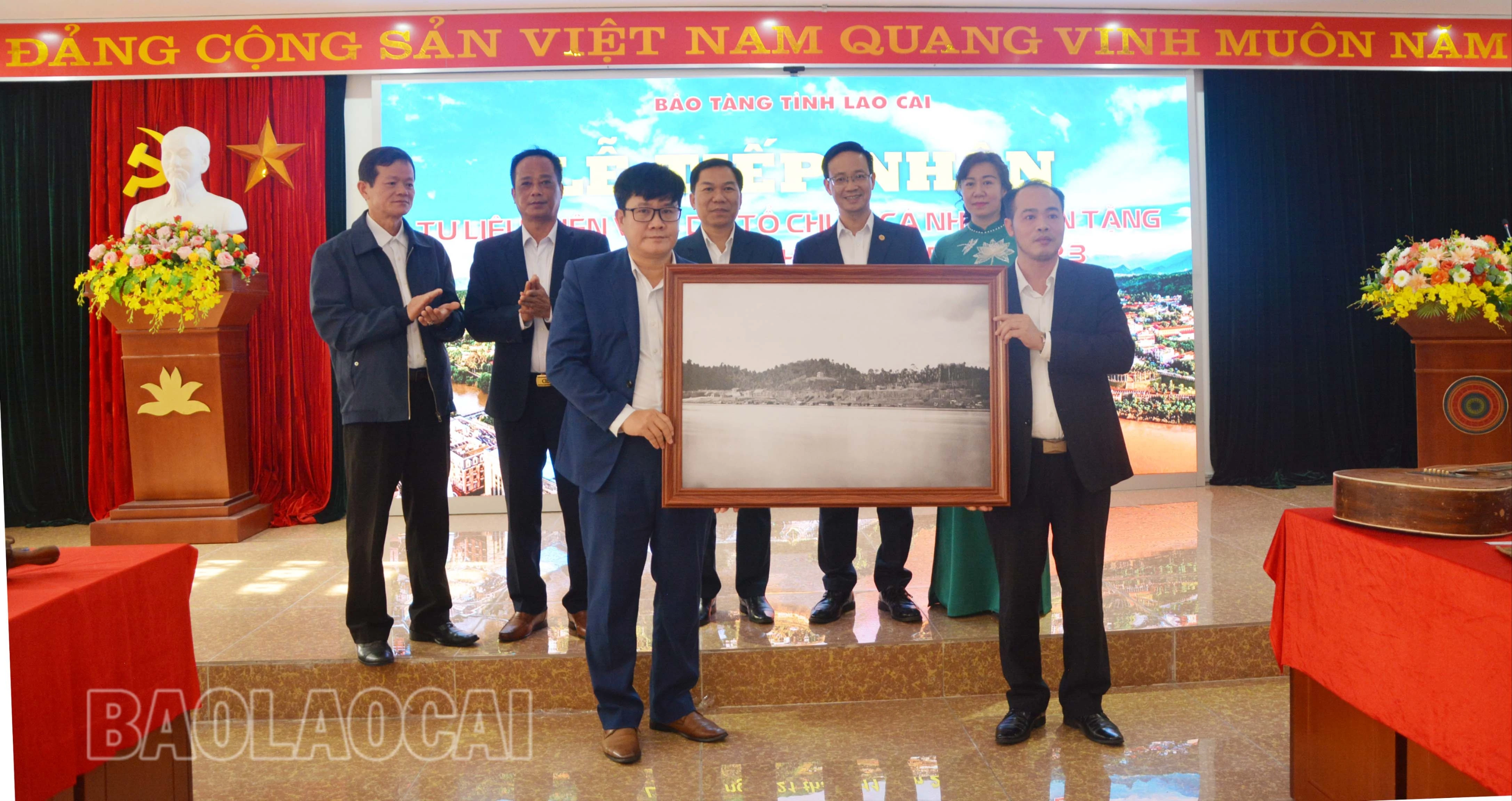 Lãnh đạo Bảo tàng tỉnh Lào Cai tiếp nhận hiện vật được trao tặng..jpg