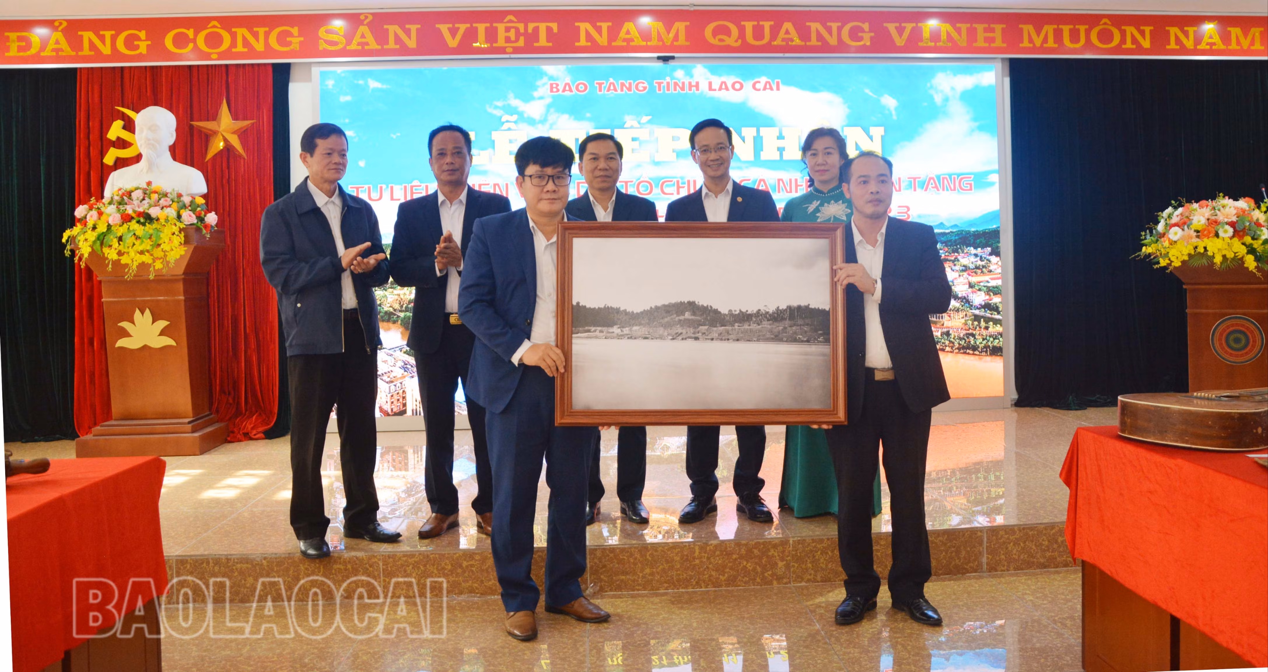 Lãnh đạo Bảo tàng tỉnh Lào Cai tiếp nhận hiện vật được trao tặng..jpg