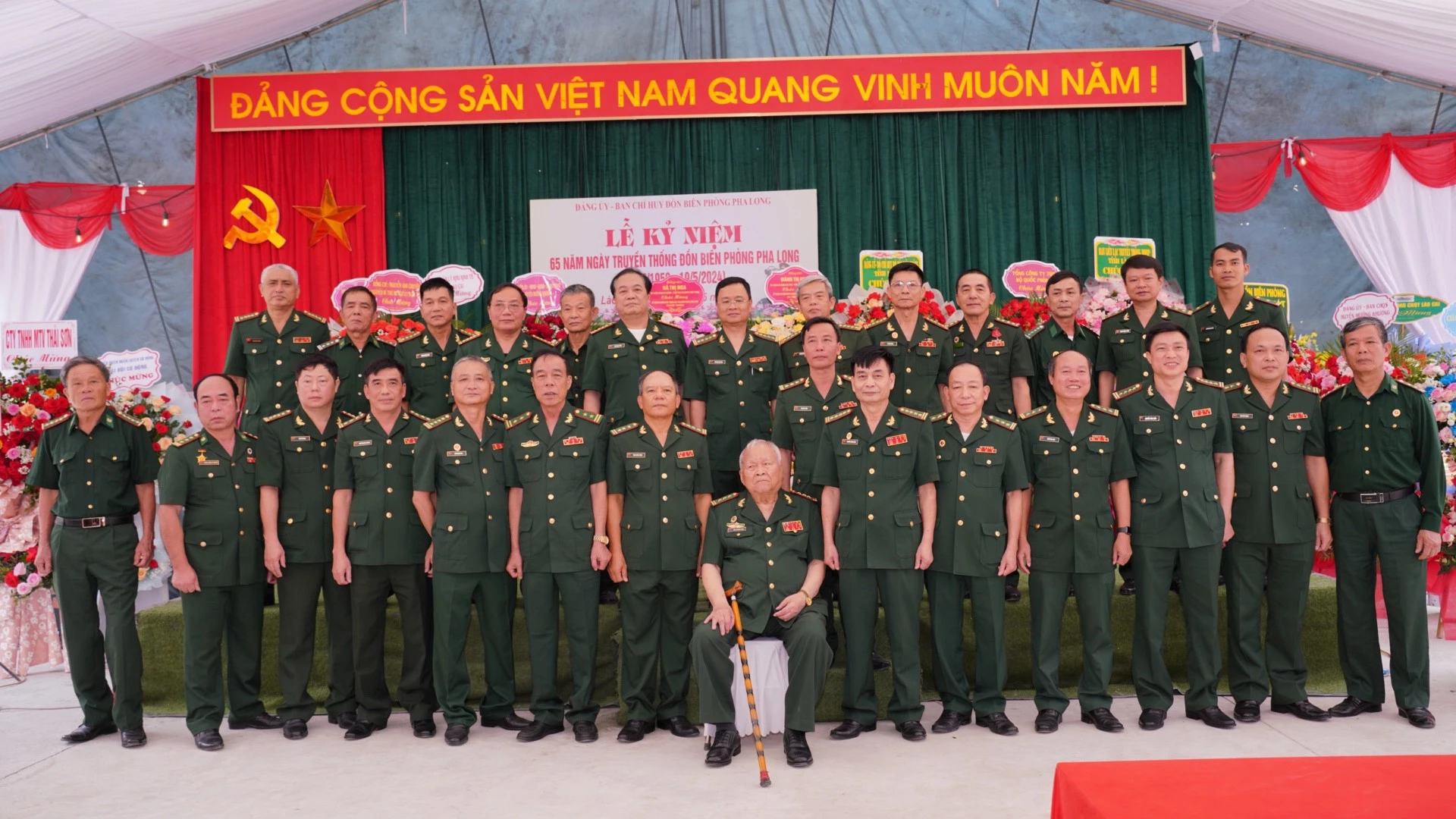 các đồng chi lãnh đạo Bộ Chỉ huy BĐBP tỉnh cùng các đồng chí nguyên là chỉ huy đồn Biên phòng Pha Long qua các thời kỳ chụp ảnh lưu niêm.jpg