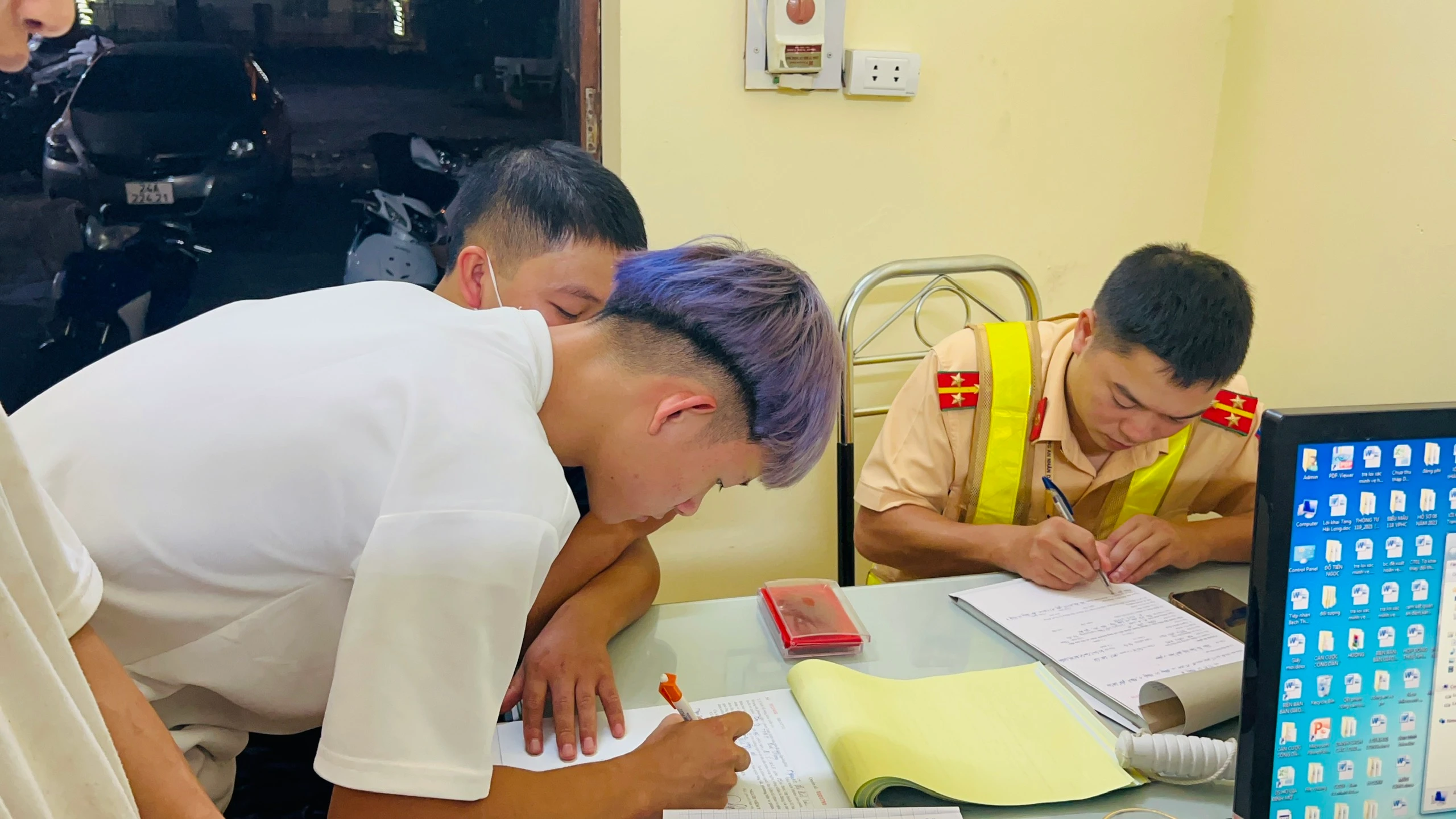 Lập biên bản xử lý các trường hợp vi phạm.