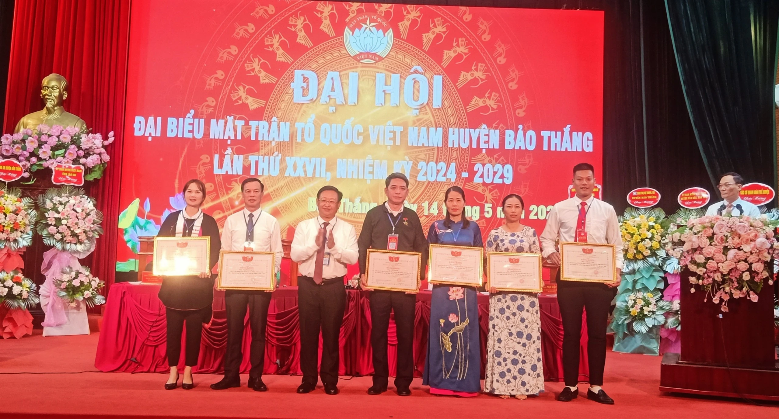 Tặng bằng khen của tỉnh cho các cá nhân có thành tích xuất sắc giai đoạn 2024-2029.jpg