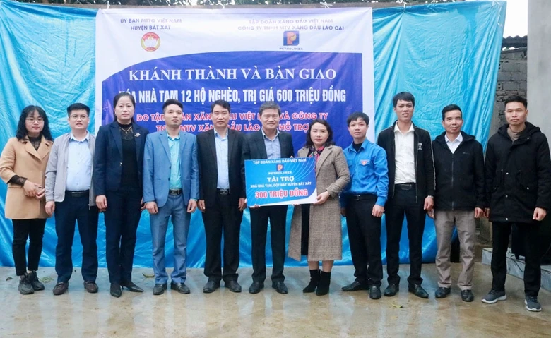 Trao kinh phí hỗ trợ xóa nhà tạm cho huyện Bát Xát. Ảnh Quang Phấn.jpg