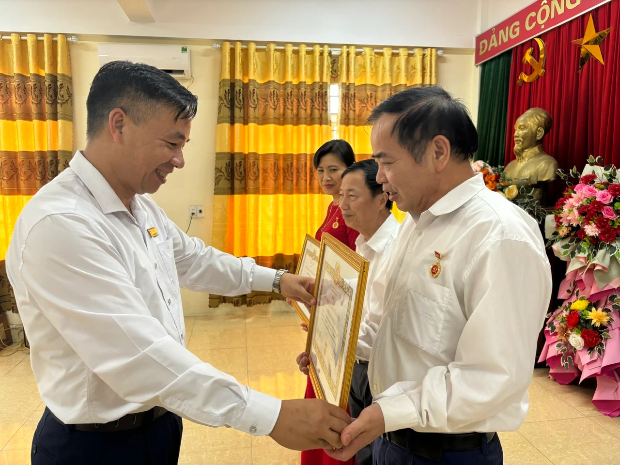 Bí thư Đảng ủy thị trấn Phố Ràng trao Huy hiệu đảng cho các đảng viên.jpg