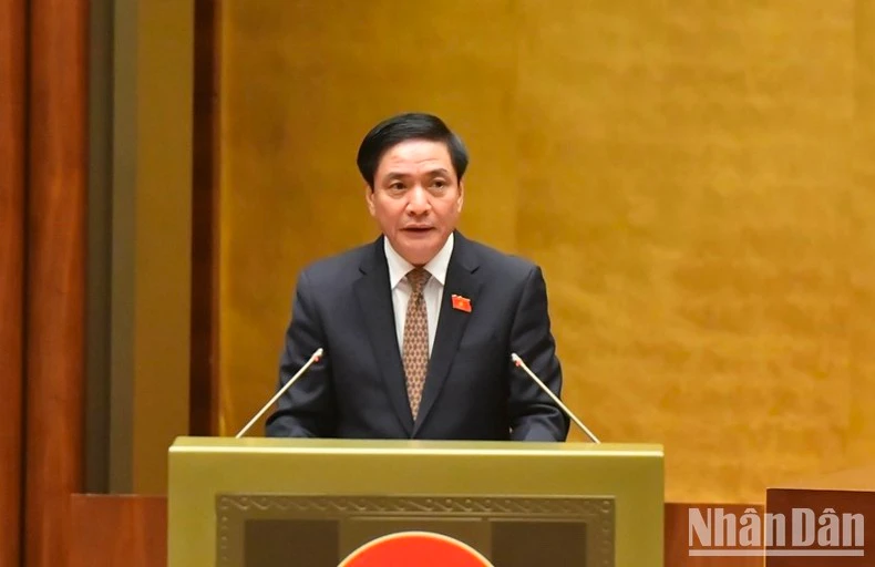 Tổng Thư ký Quốc hội Bùi Văn Cường trình bày Báo cáo tiếp thu, giải trình ý kiến các đại biểu Quốc hội về 2 dự thảo Nghị quyết thành lập Đoàn giám sát chuyên đề của Quốc hội năm 2024.