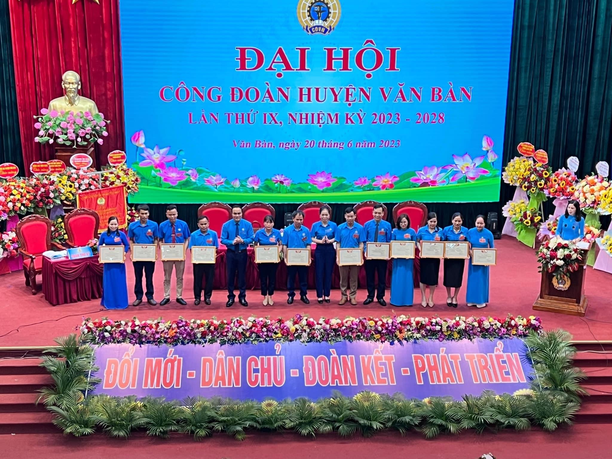 Trao thưởng cho các tập thể và cá nhân. ĐH CĐ.JPG