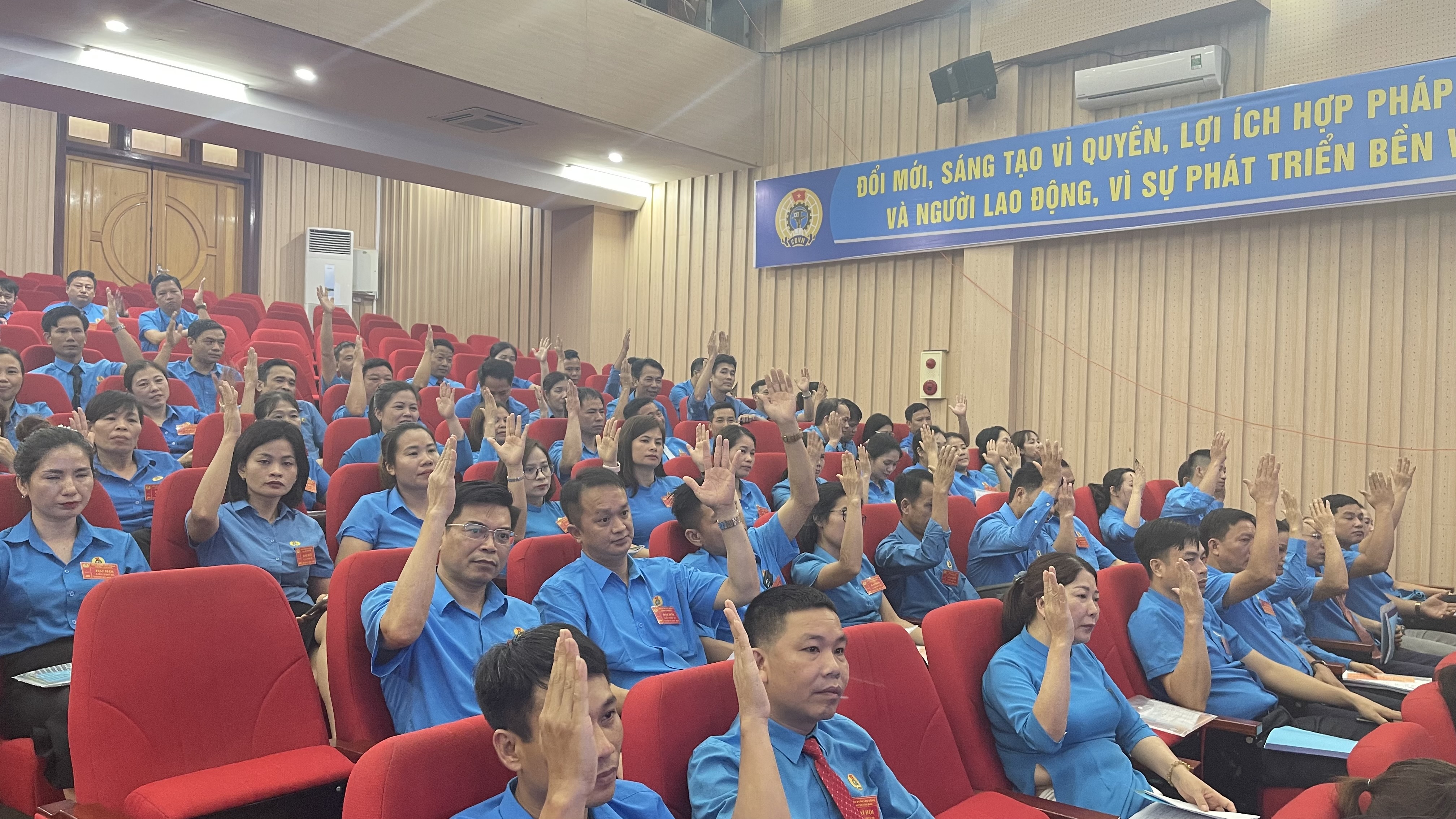 Biểu quyết thông qua nghị quyết đại hội. DHCD 3.jpg