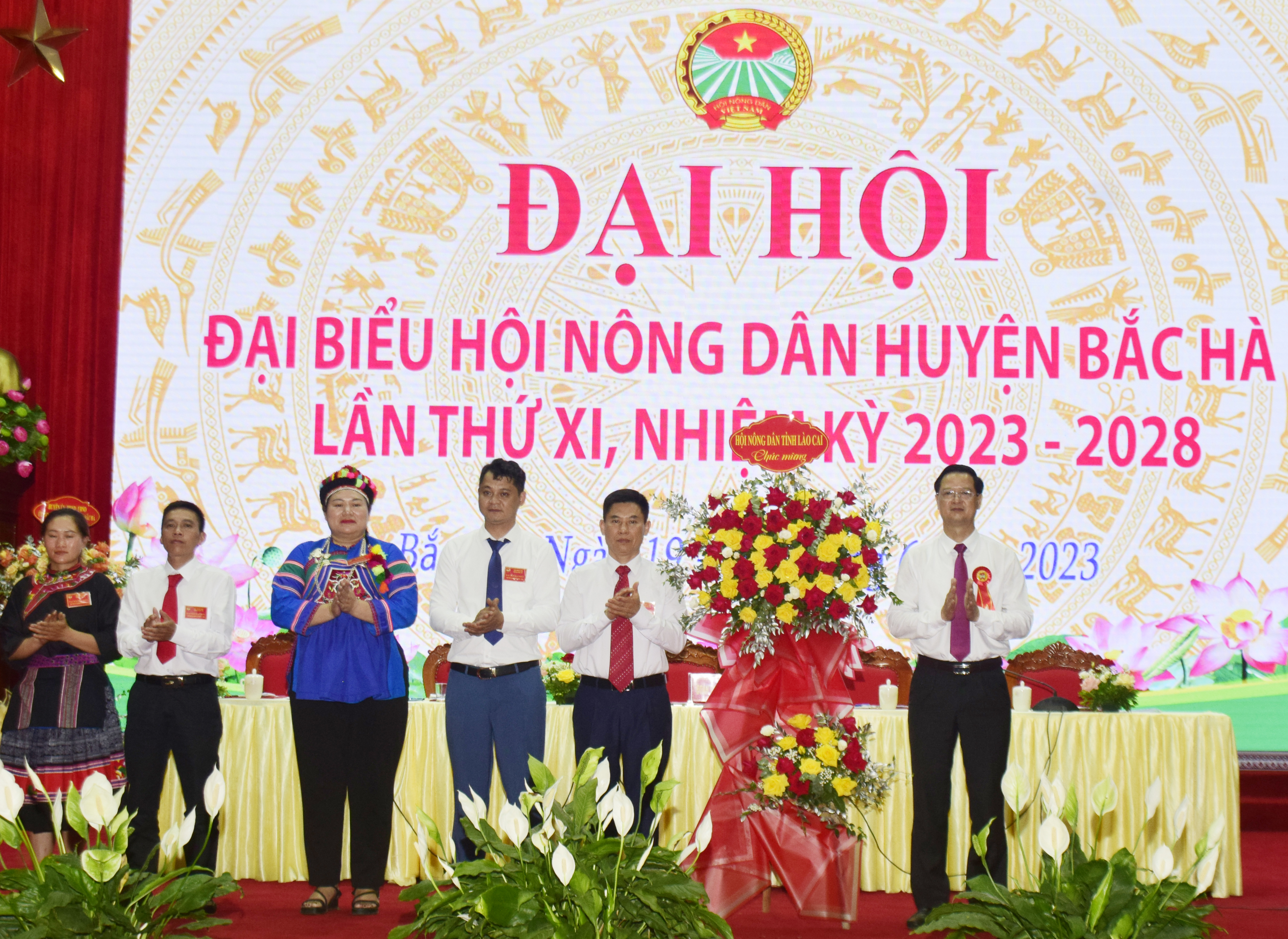 Chủ tịch Hội Nông dân tỉnh tặng hoa chúc mừng đại hội. _DSC0117 - Copy.JPG