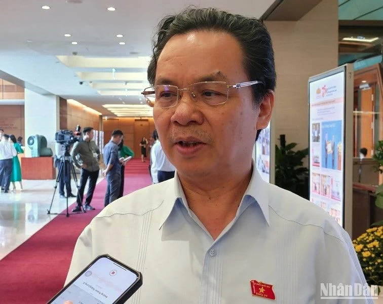 Đại biểu Hoàng Văn Cường (Hà Nội) trả lời phỏng vấn báo chí bên hành lang Quốc hội.