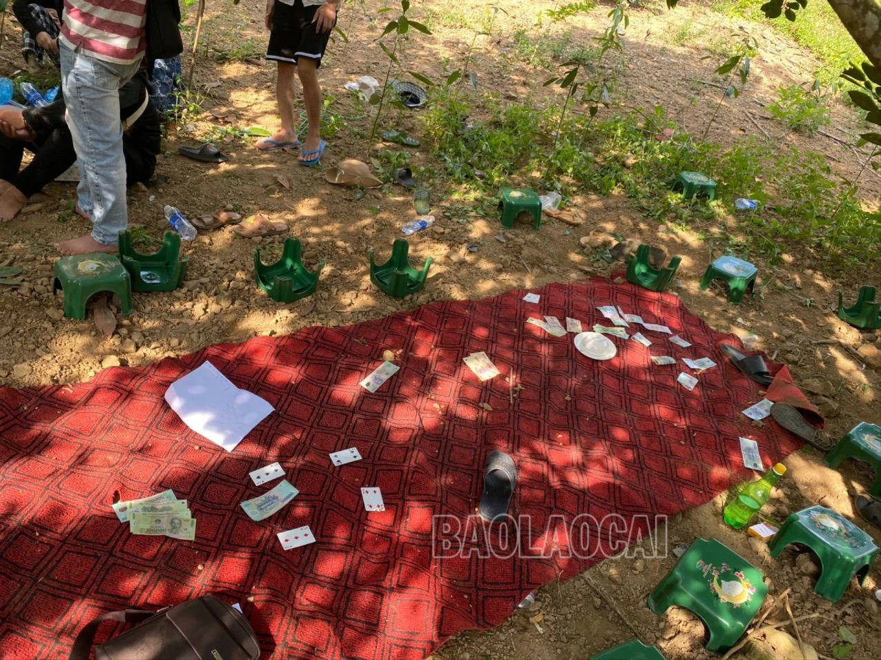 Ảnh 1. Hiện trường bắt quả tang các đối tượng.jpg