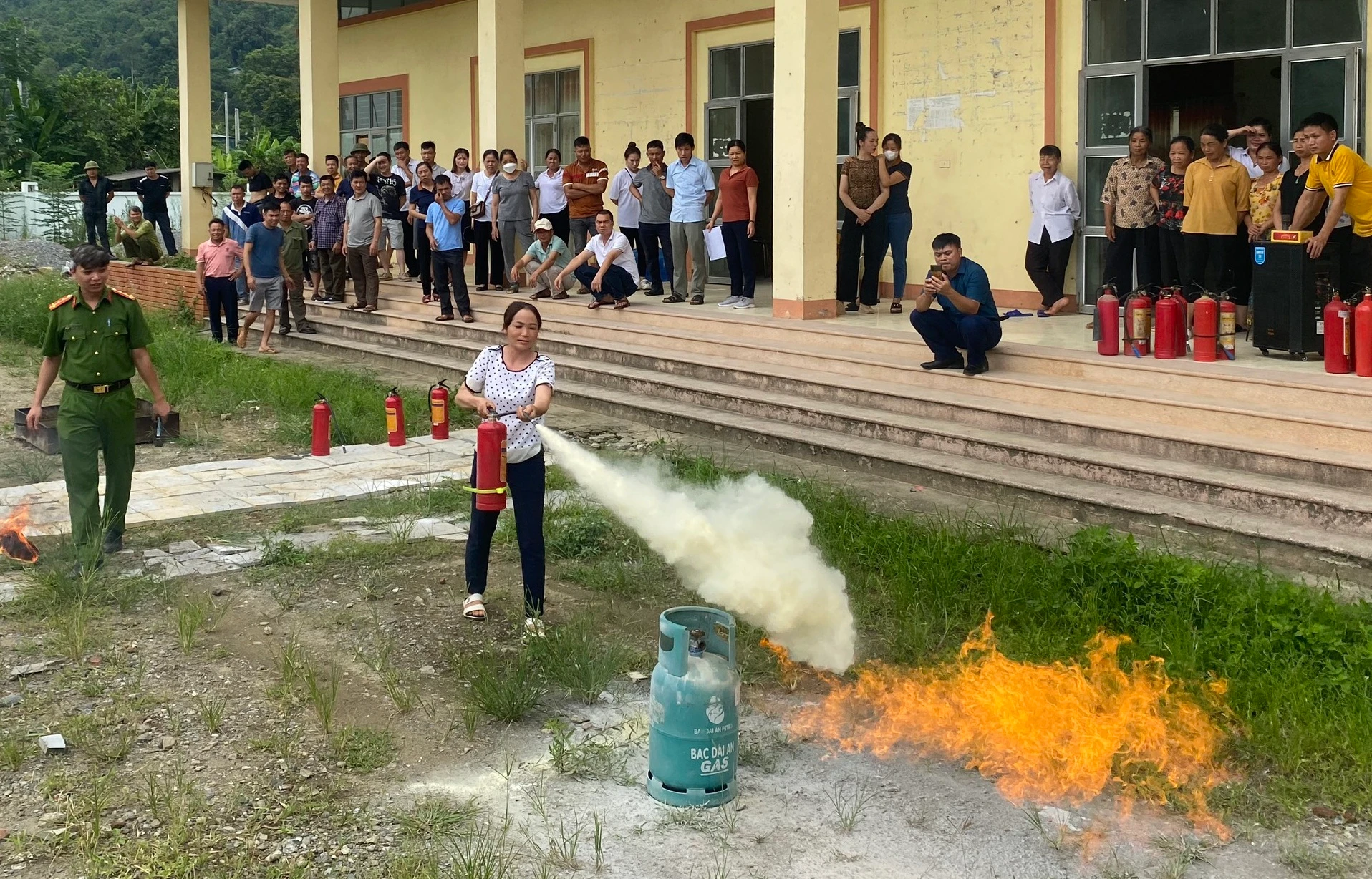 thực hành sử dụng phương tiện chữa cháy.jpg