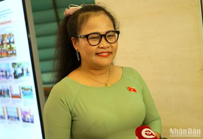 Đại biểu Nguyễn Thị Sửu (Thừa Thiên Huế) trao đổi bên hành lang Quốc hội.