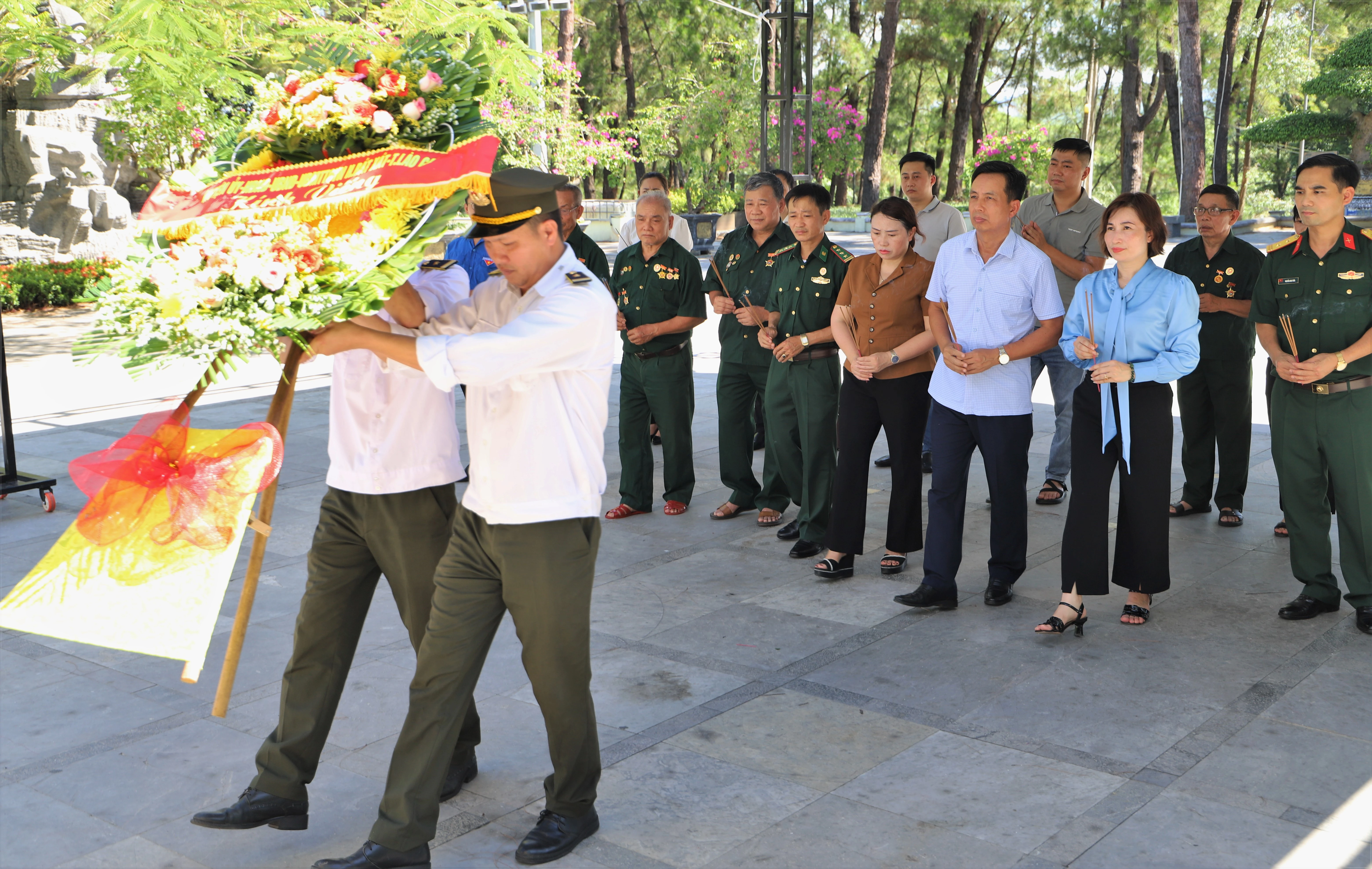 làm lễ đặt vòng hoa tại NT Trường sơn.jpg