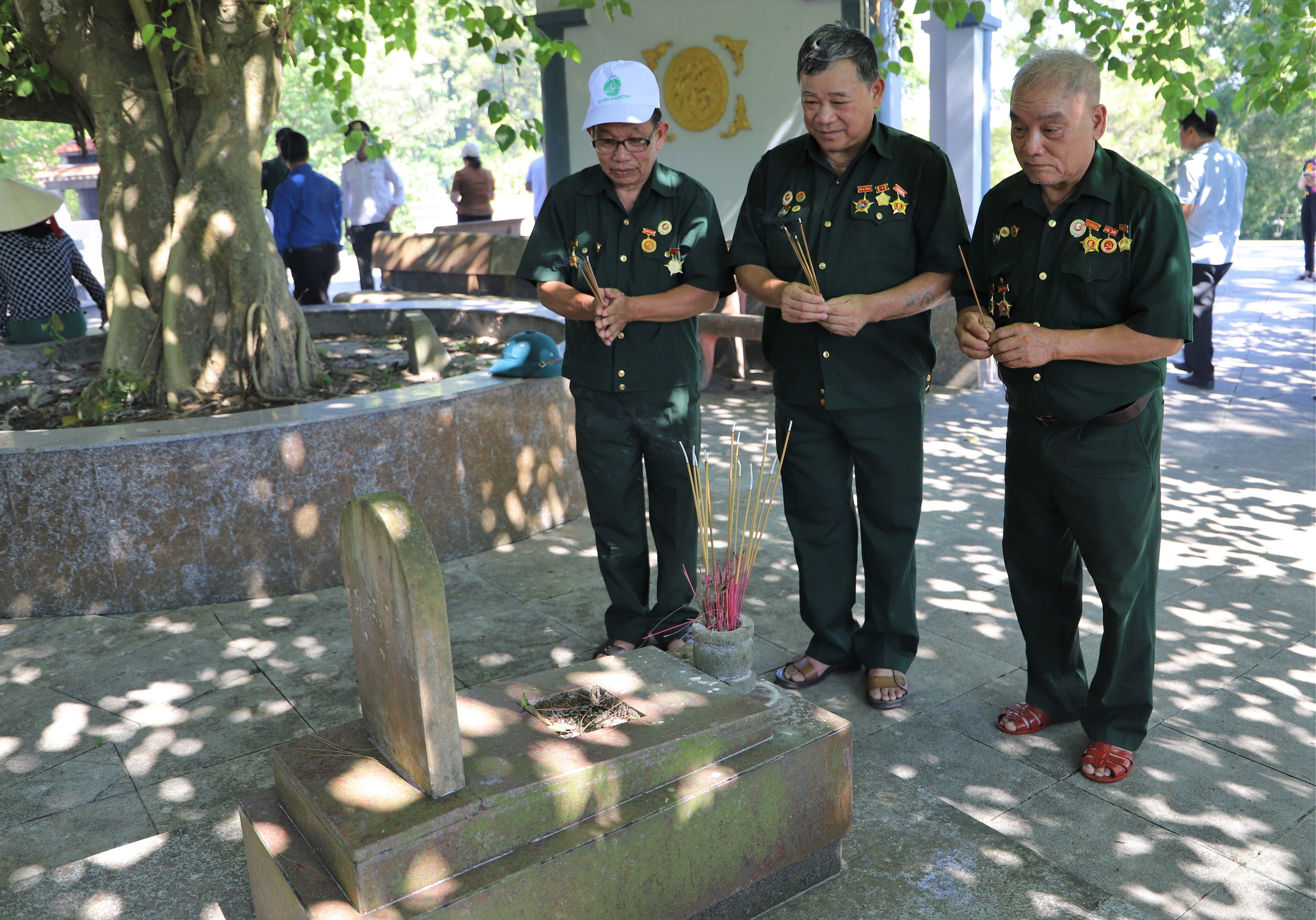 tuong nhớ đồng đội .jpg