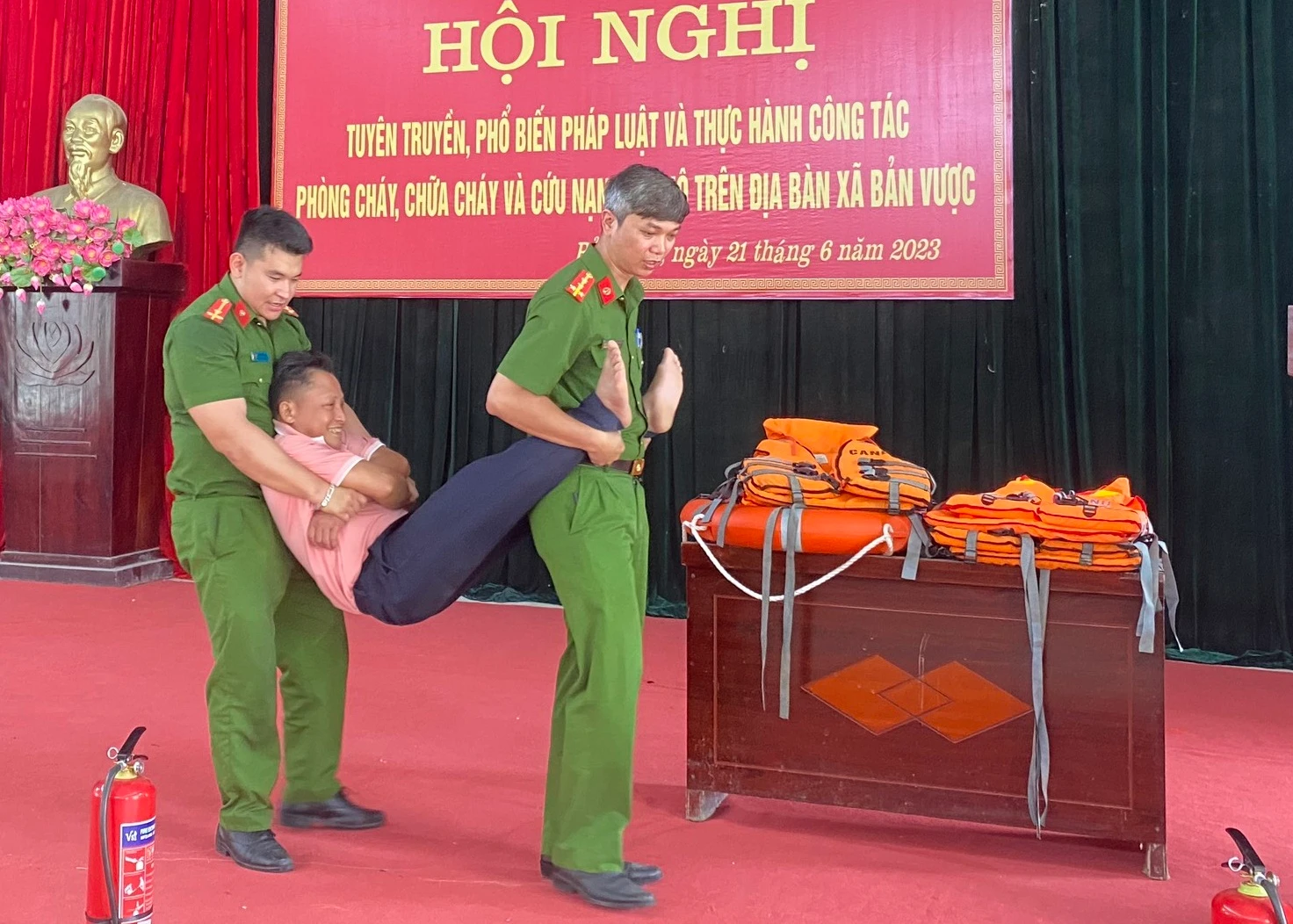 cách mang vác người gặp nạn.jpg