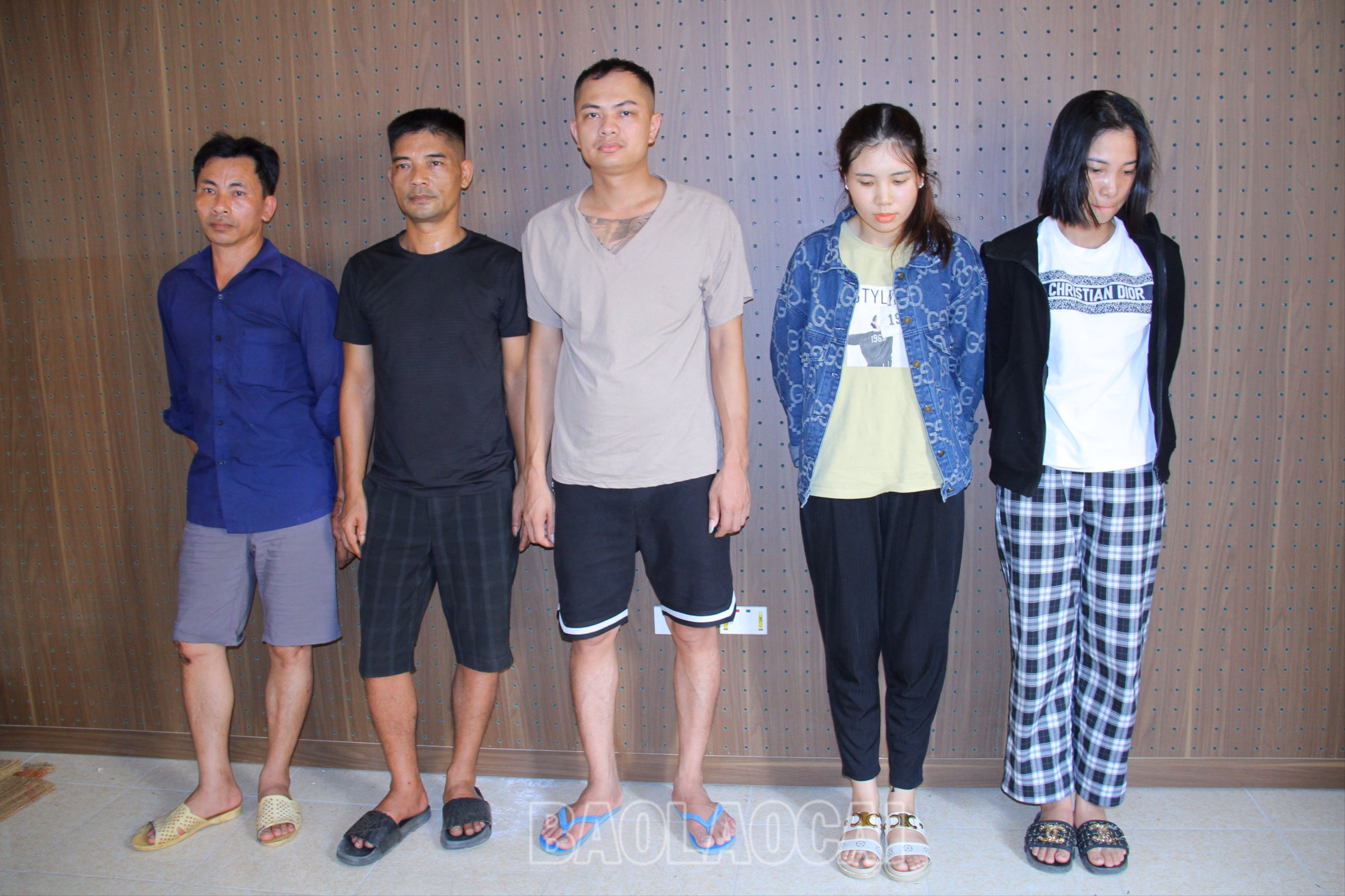 Ảnh 2. 5 đối tượng tại Cơ quan Công an.JPG