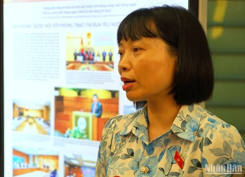 Đại biểu Nguyễn Thị Việt Nga (Hải Dương) trao đổi với phóng viên bên hành lang Quốc hội.