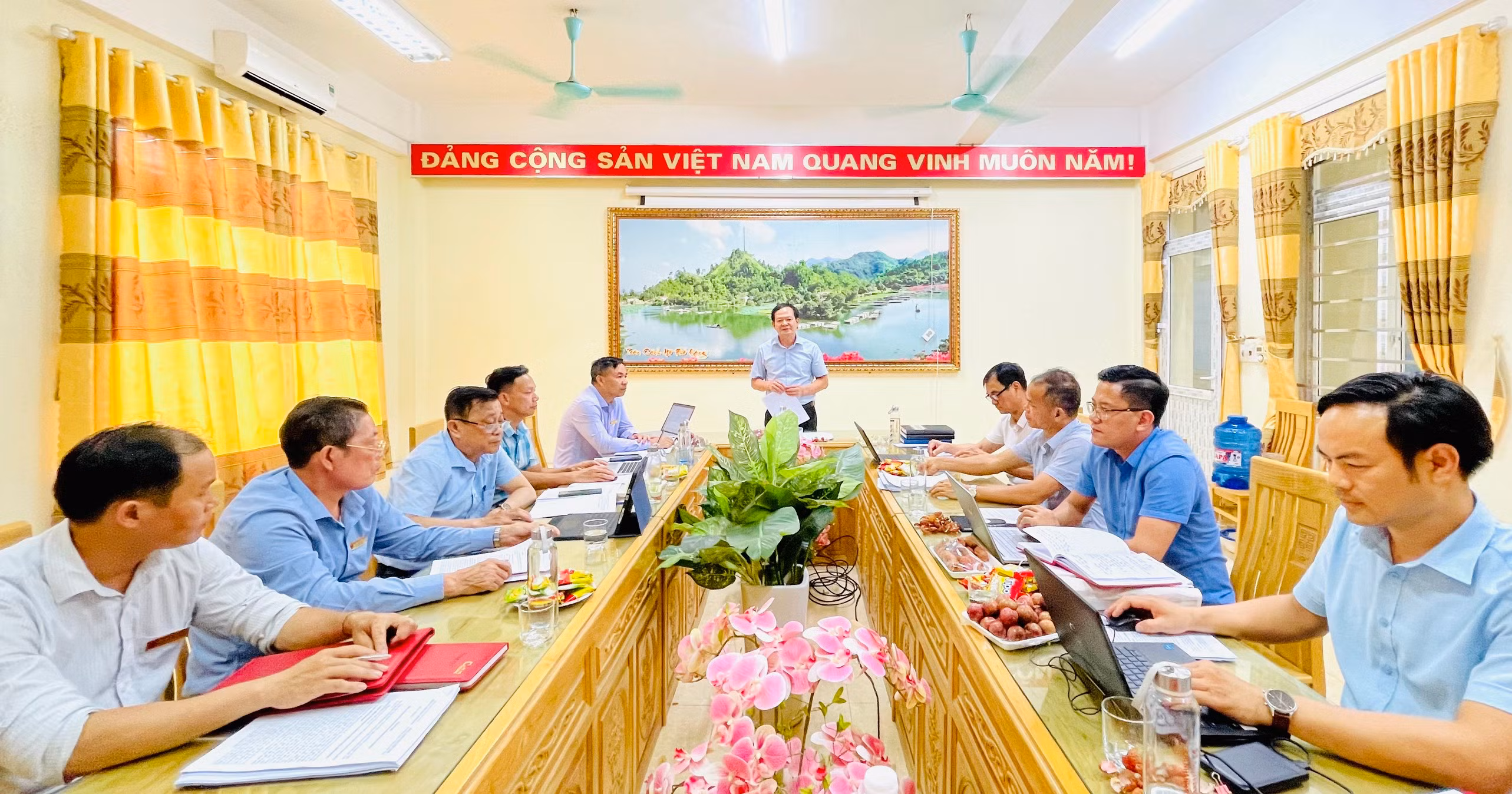 Đoàn kiểm tra làm việc với Thường trực Đảng ủy thị trấn Phố Ràng.