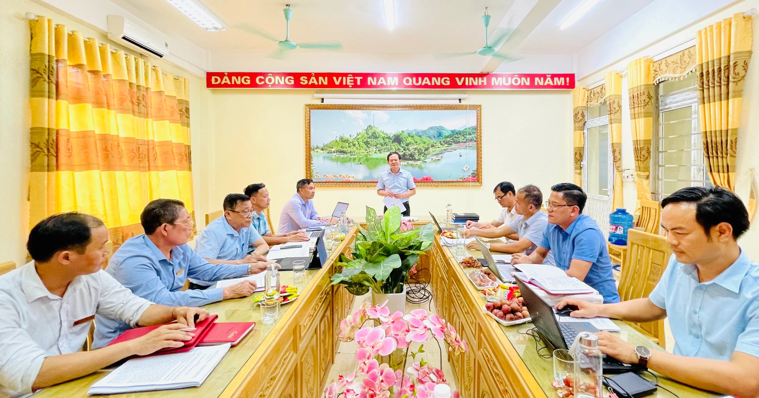 Đoàn kiểm tra làm việc với Thường trực Đảng ủy thị trấn Phố Ràng.