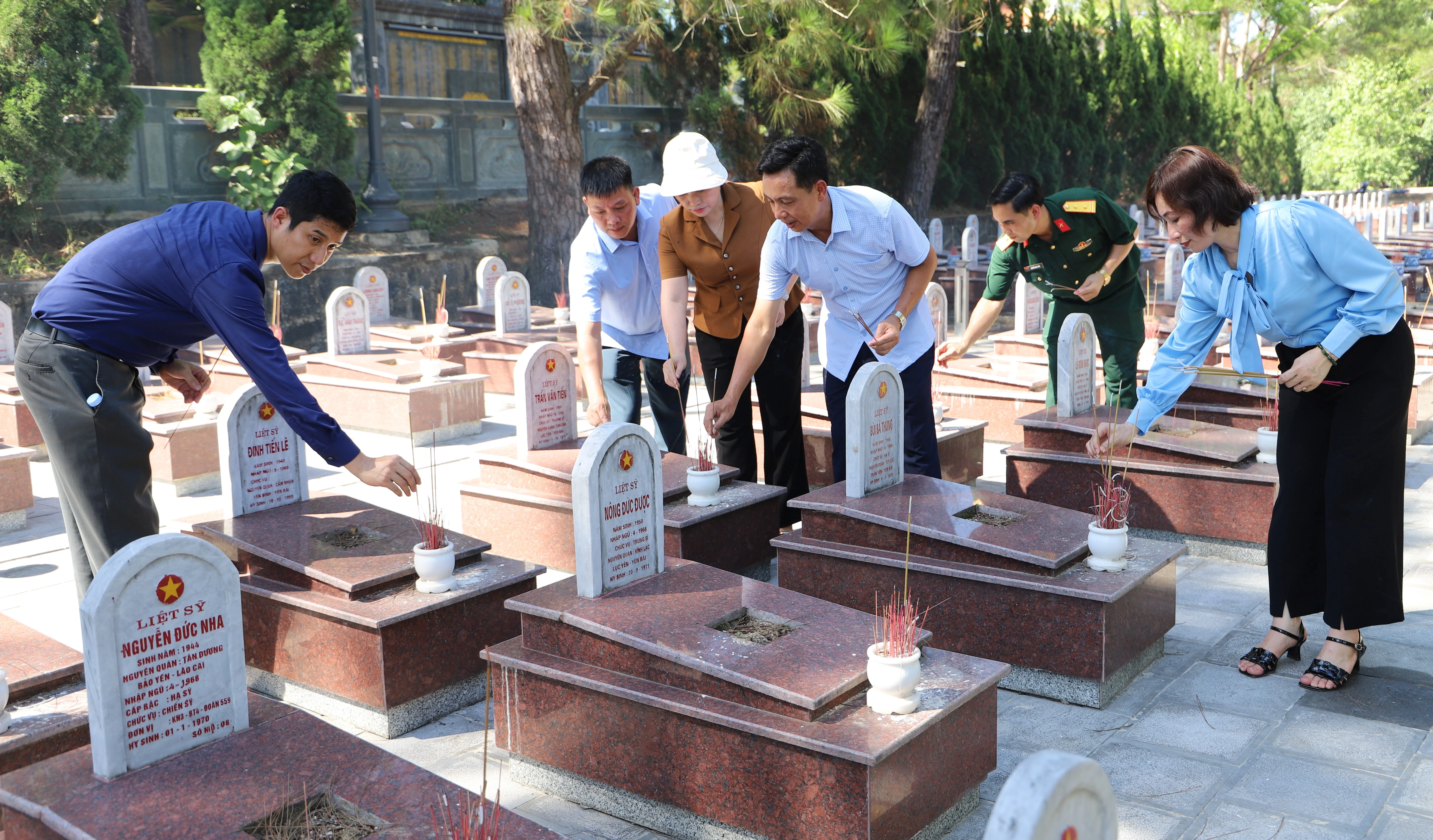 thắp hương phần mộ Lào Cai và Yên Bái.jpg