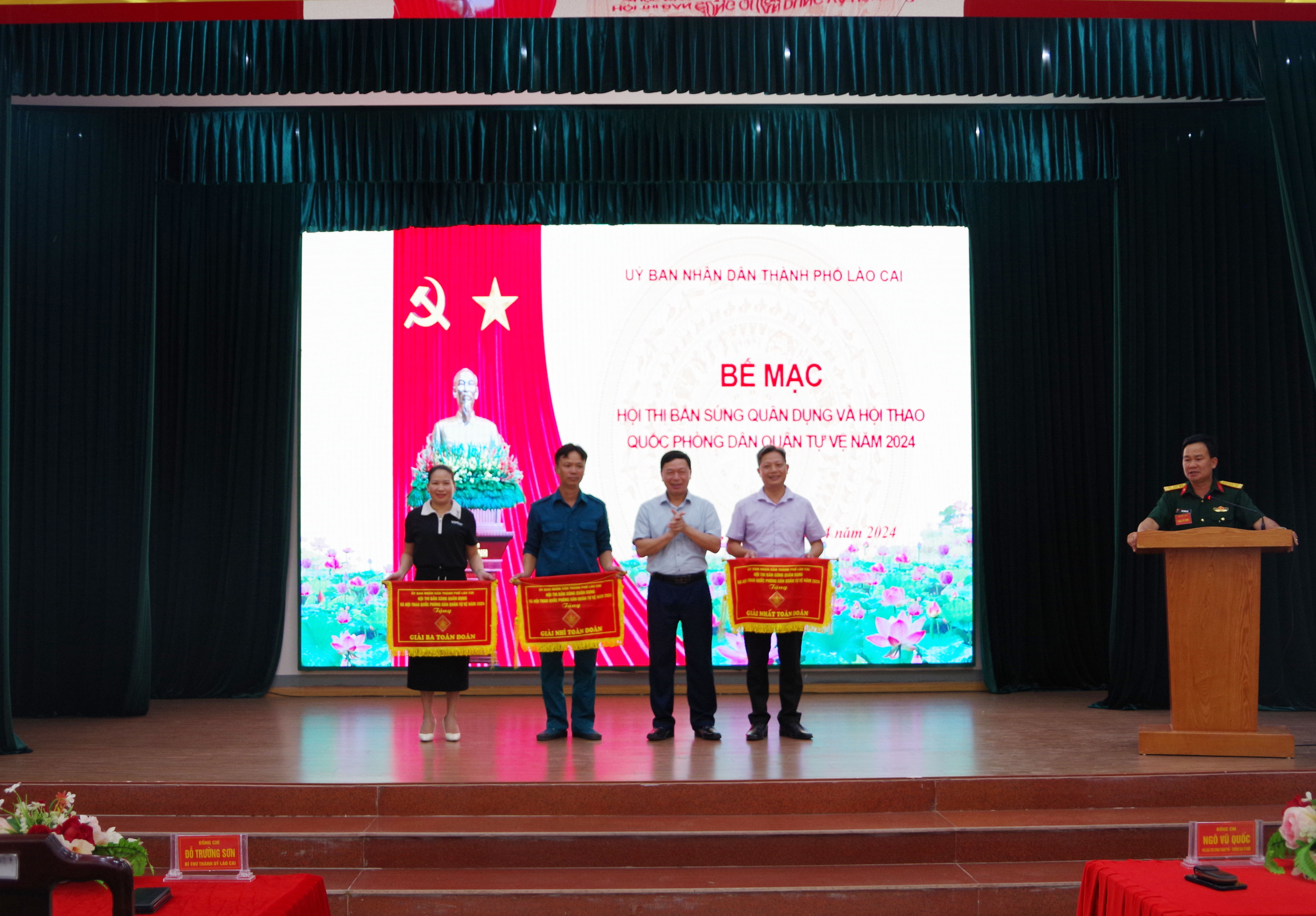 Trao giải cho các tập thể đạt thành tích xuất sắc tại hội thi. 11.JPG