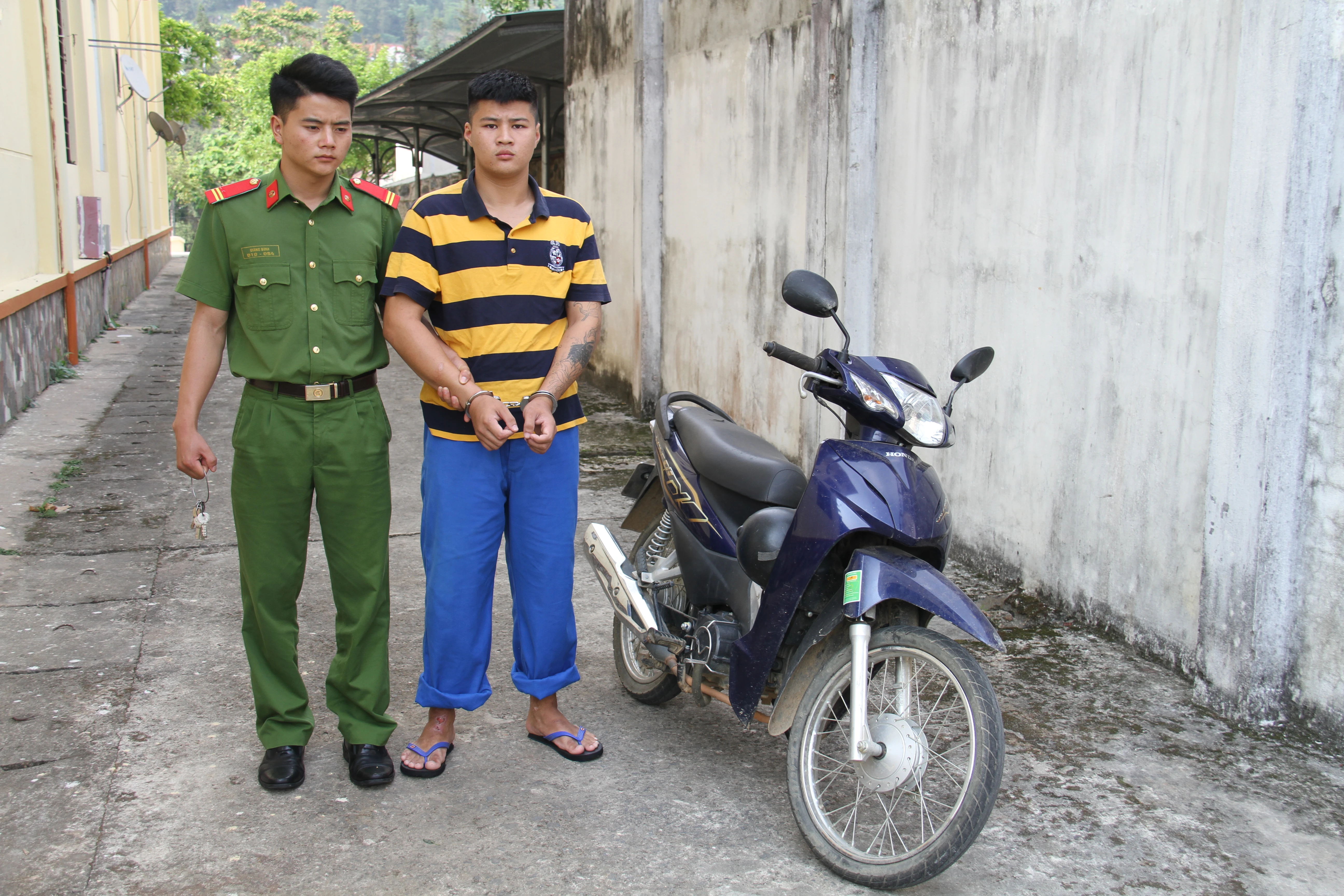 Đối tượng Nông Bách Hợp cùng tang vật tại cơ quan điều tra.JPG