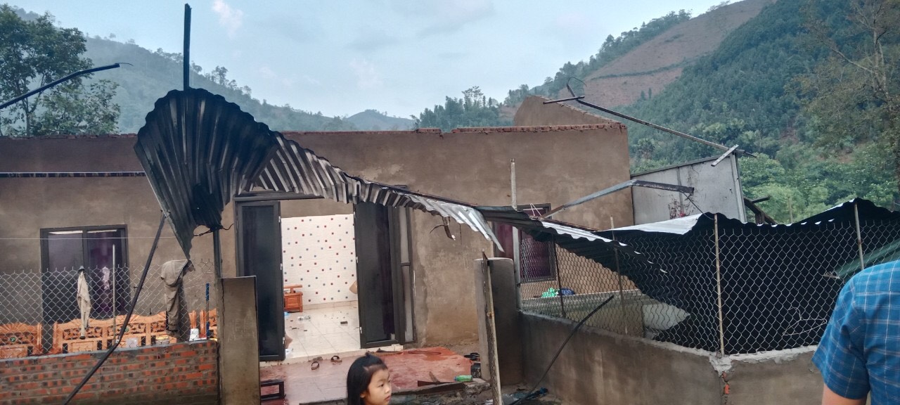 Dông, lốc gây thiệt hại cho một số hộ dân ở huyện Văn Bàn tối 24/4. Ảnh địa phương cung cấp Dông, lốc gây thiệt hại cho một số hộ dân ở huyện Văn Bàn tối 24/4. Ảnh địa phương cung cấp