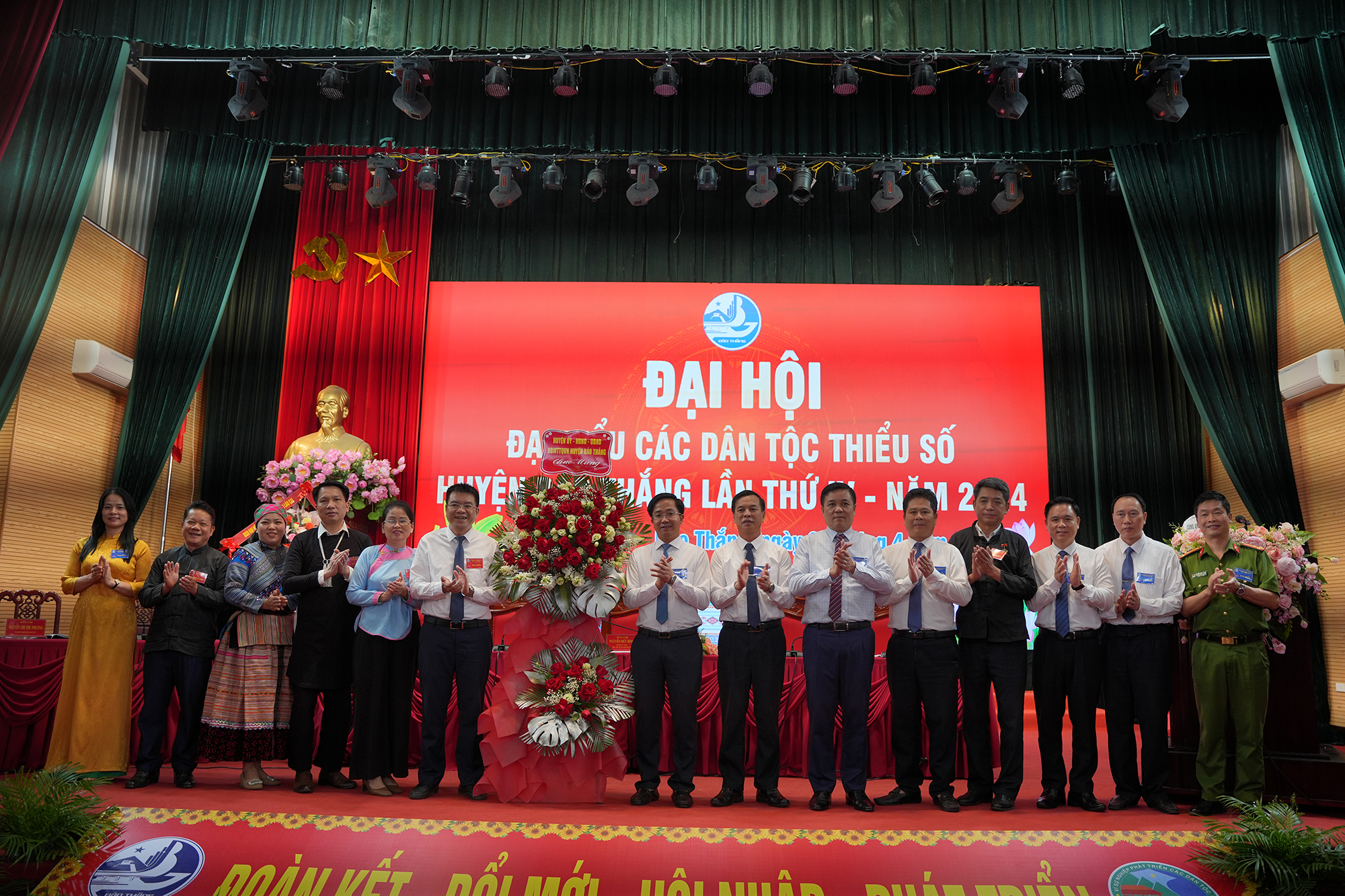 Lãnh đạo huyện Bảo Thắng tặng hoa chúc mừng đại hội. 5.jpg