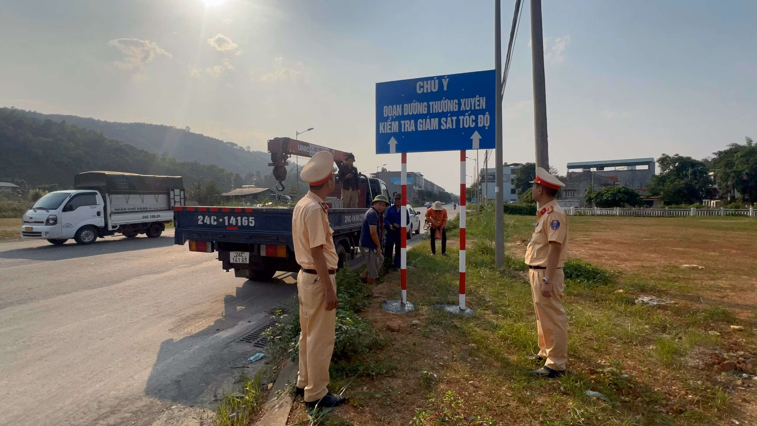 Ảnh 2. Lực lượng chức năng nghiệm thu biển chỉ dẫn tại đường Trần Phú, thành phố Lào Cai (2).jpg