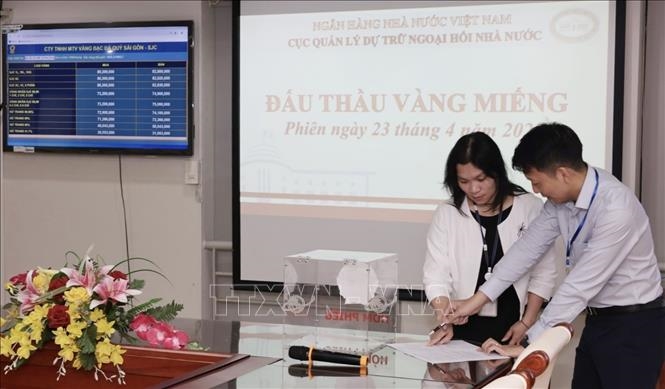 Tổng khối lượng vàng miếng đưa ra đấu thầu là 16.800 lượng. Khối lượng vàng miếng của một lô giao dịch là 100 lượng/lô. Loại vàng miếng bán là vàng miếng SJC được Ngân hàng Nhà nước tổ chức sản xuất. Tổng khối lượng vàng miếng đưa ra đấu thầu là 16.800 lượng. Khối lượng vàng miếng của một lô giao dịch là 100 lượng/lô. Loại vàng miếng bán là vàng miếng SJC được Ngân hàng Nhà nước tổ chức sản xuất.