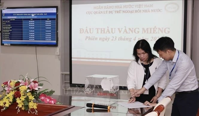 Tổng khối lượng vàng miếng đưa ra đấu thầu là 16.800 lượng. Khối lượng vàng miếng của một lô giao dịch là 100 lượng/lô. Loại vàng miếng bán là vàng miếng SJC được Ngân hàng Nhà nước tổ chức sản xuất.