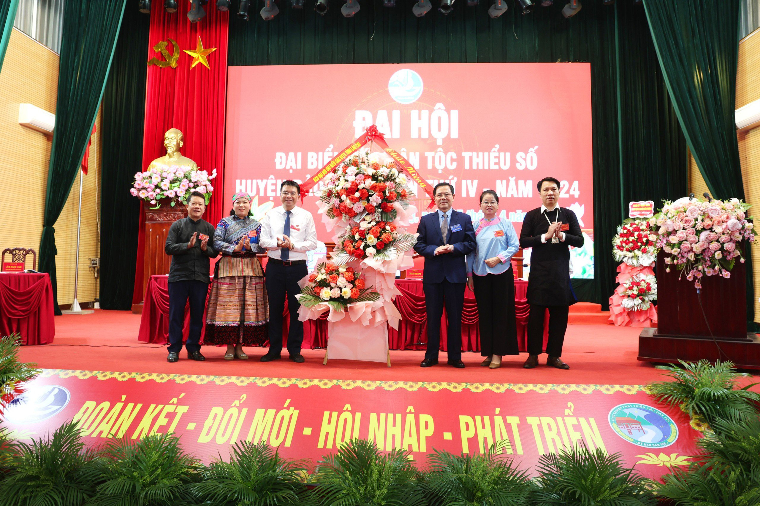 Đồng chí Nông Đức Ngọc, Trưởng Ban Dân tộc tỉnh tặng hoa chúc mừng đại hội. 12.jpg