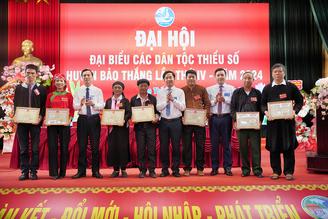 Huyện Bảo Thắng tặng Giấy khen cho 7 cá nhân có thành tích xuất sắc. 1.jpg