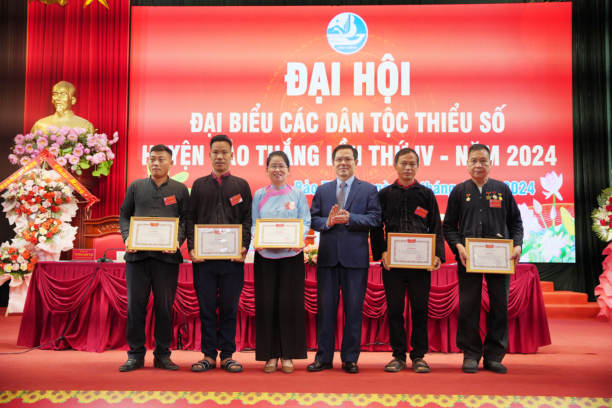 Ban Dân tộc tỉnh Lào Cai đã khen thưởng 1 tập thể, 3 cá nhân. Ban Dân tộc tỉnh Lào Cai đã khen thưởng 1 tập thể, 3 cá nhân.