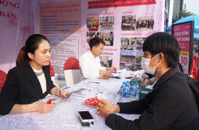 Cán bộ Trung tâm Dịch vụ việc làm tỉnh tư vấn, giới thiệu việc làm, xuất khẩu lao động cho người dân. Ảnh ST lc.jpg