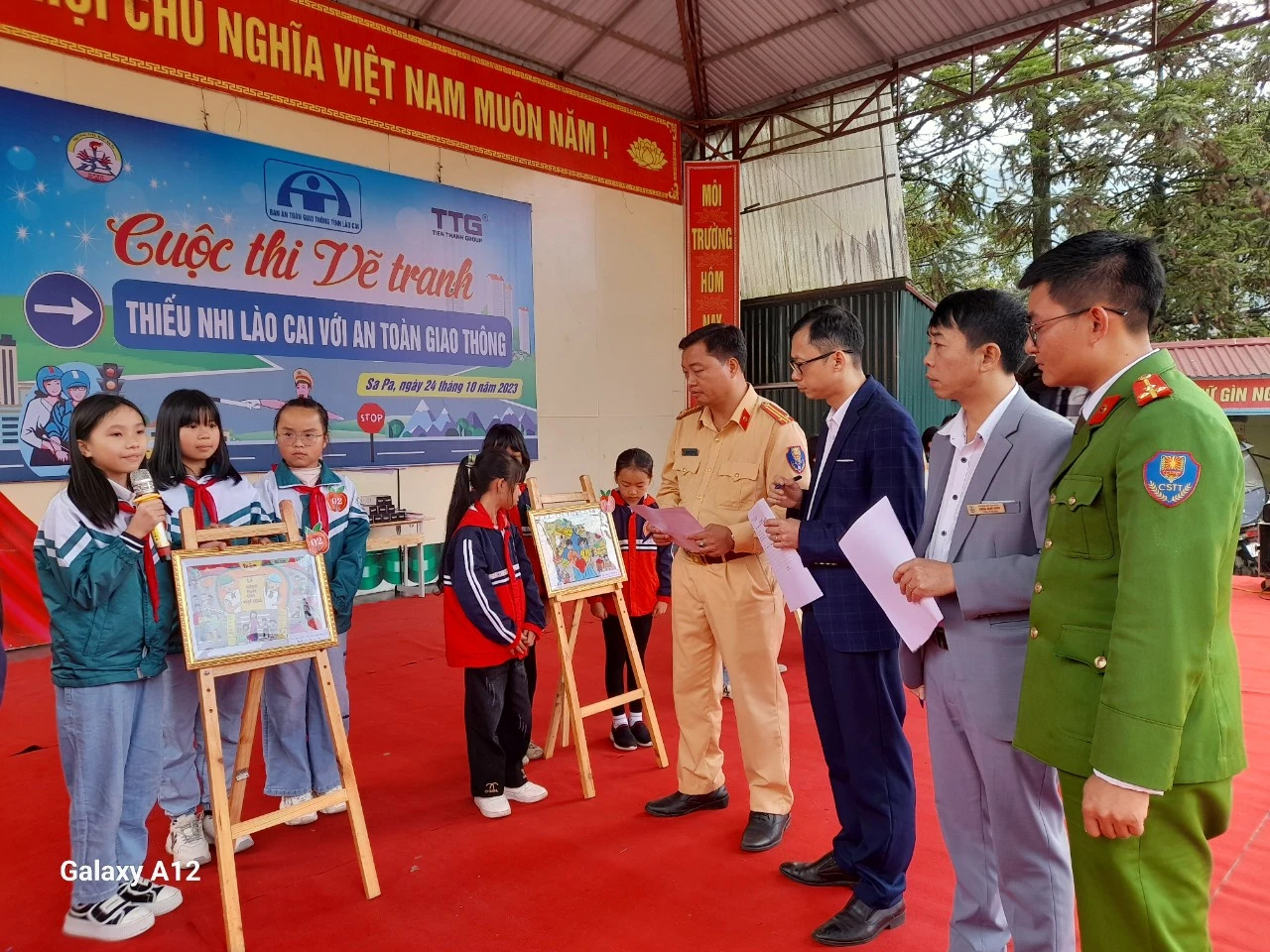 Ban giám khảo chấm phần thi vẽ tranh.jpg