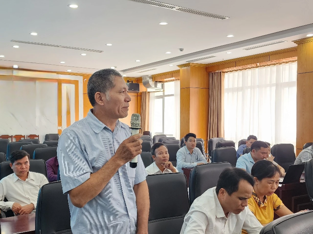 Người dân tham gia ý kiến.jpg