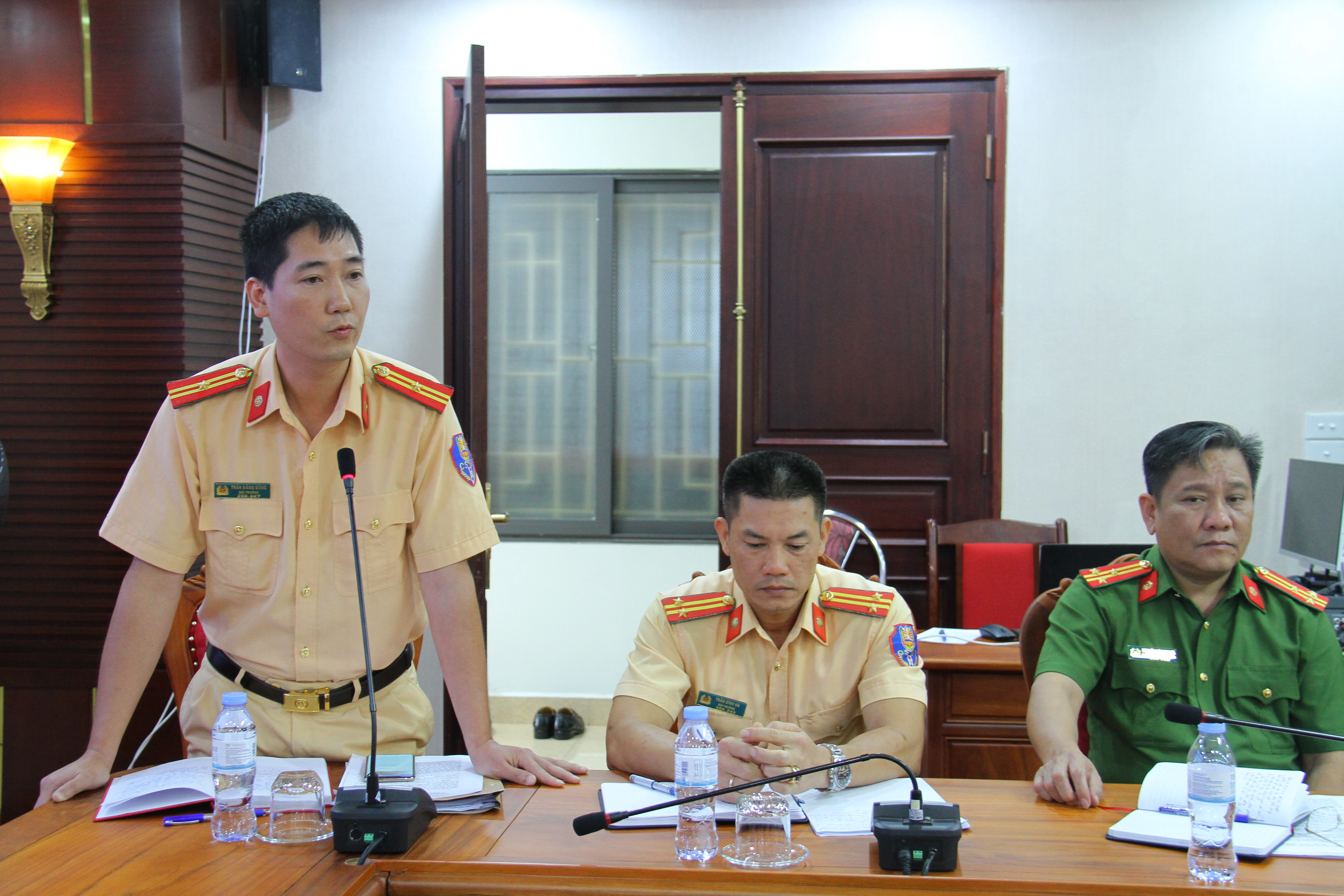 Đồng chí đội trưởng đội tuần tra, phòn PC 08 phát biểu tại Hội nghị.JPG